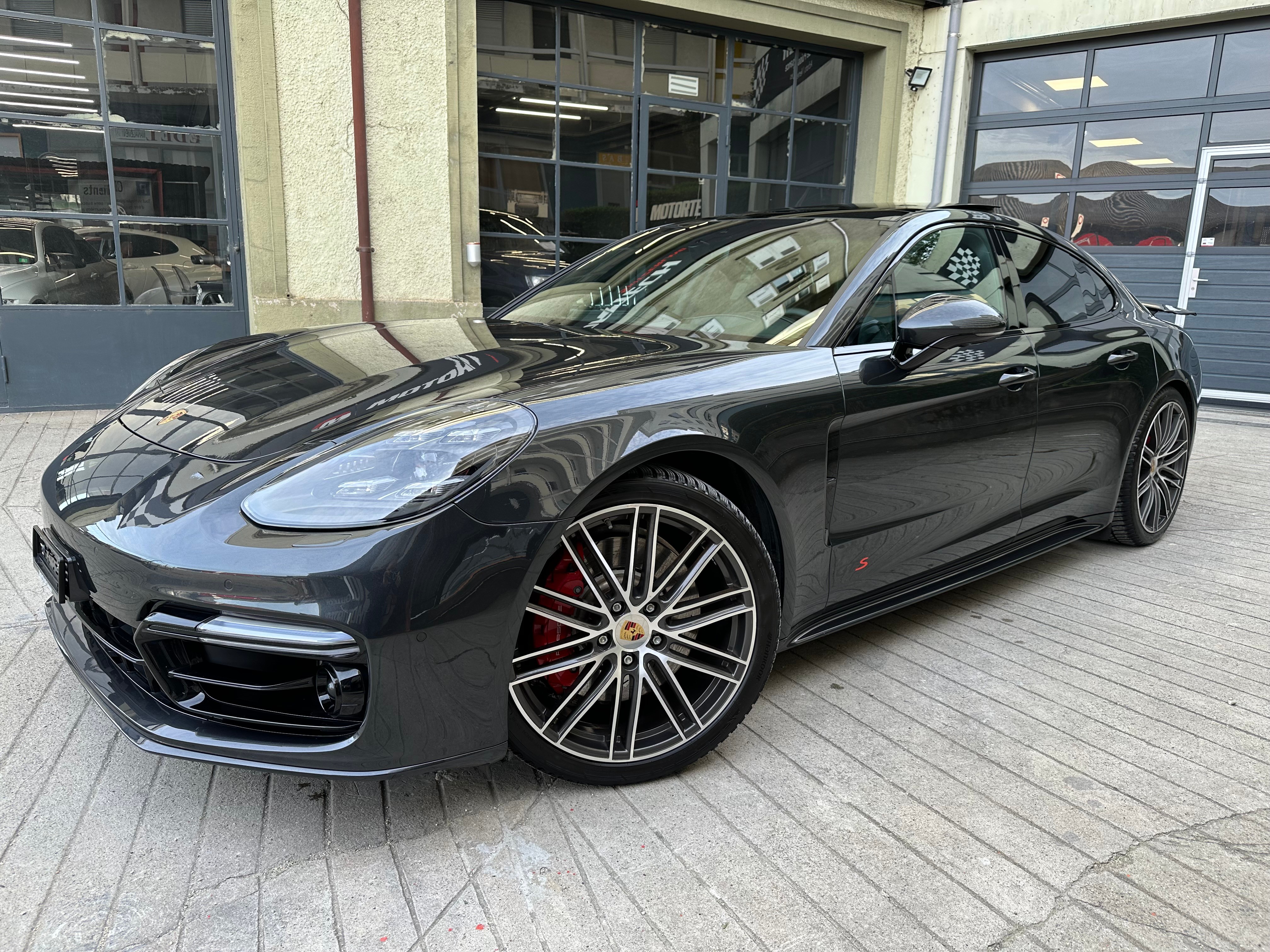 PORSCHE Panamera GTS PDK