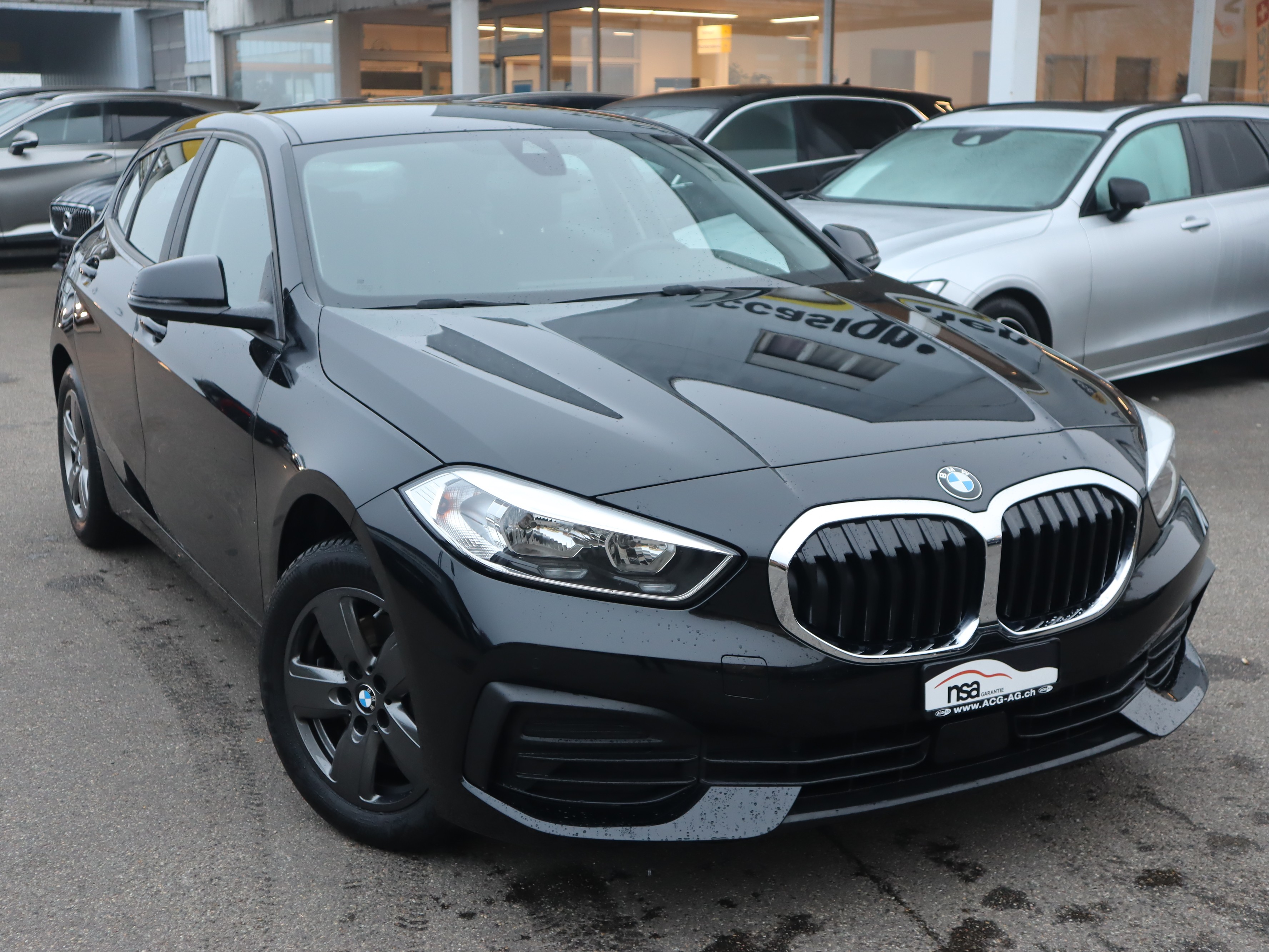 BMW 118i Essential Edition Steptronic ** CH-FHZ. mit Gratis Service Paket ** Gr.Navi ** PDC v+h **