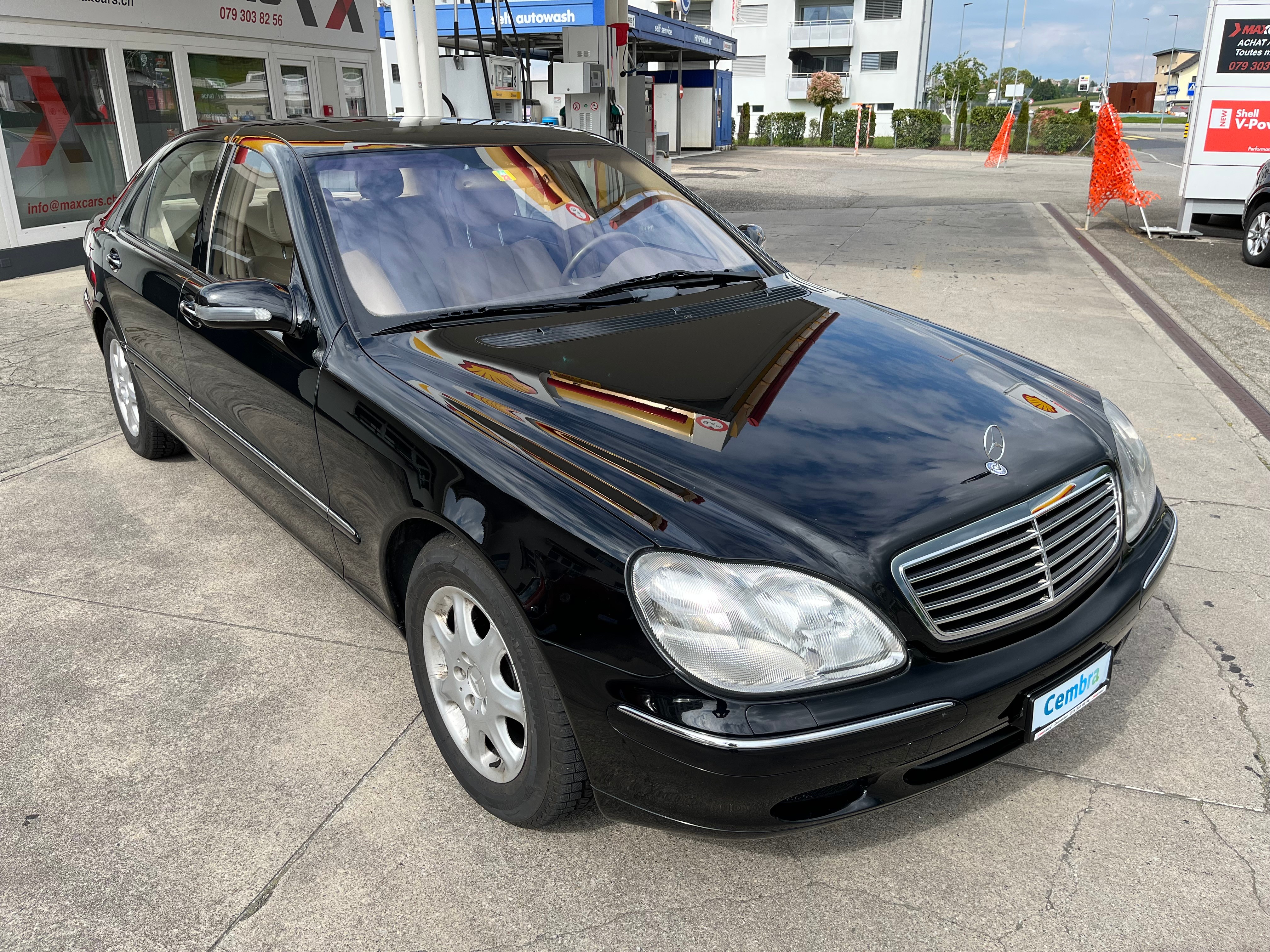 MERCEDES-BENZ S 500 très soignée avec peu de Kms! Très belle combinaison de couleur. Véhicule très soigné.