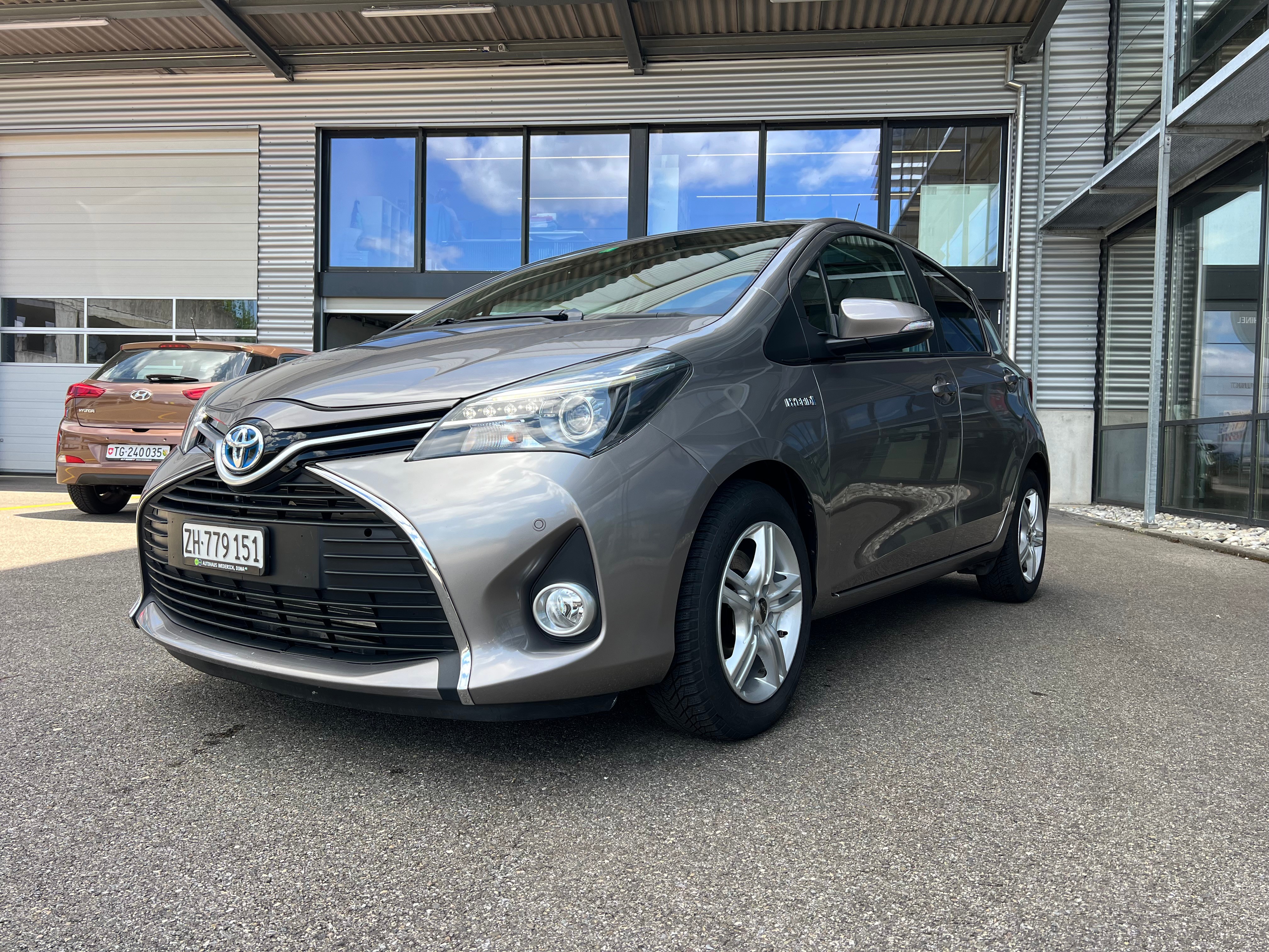 TOYOTA Yaris 1.5 VVT-i Hybrid Sol Premium e-CVT