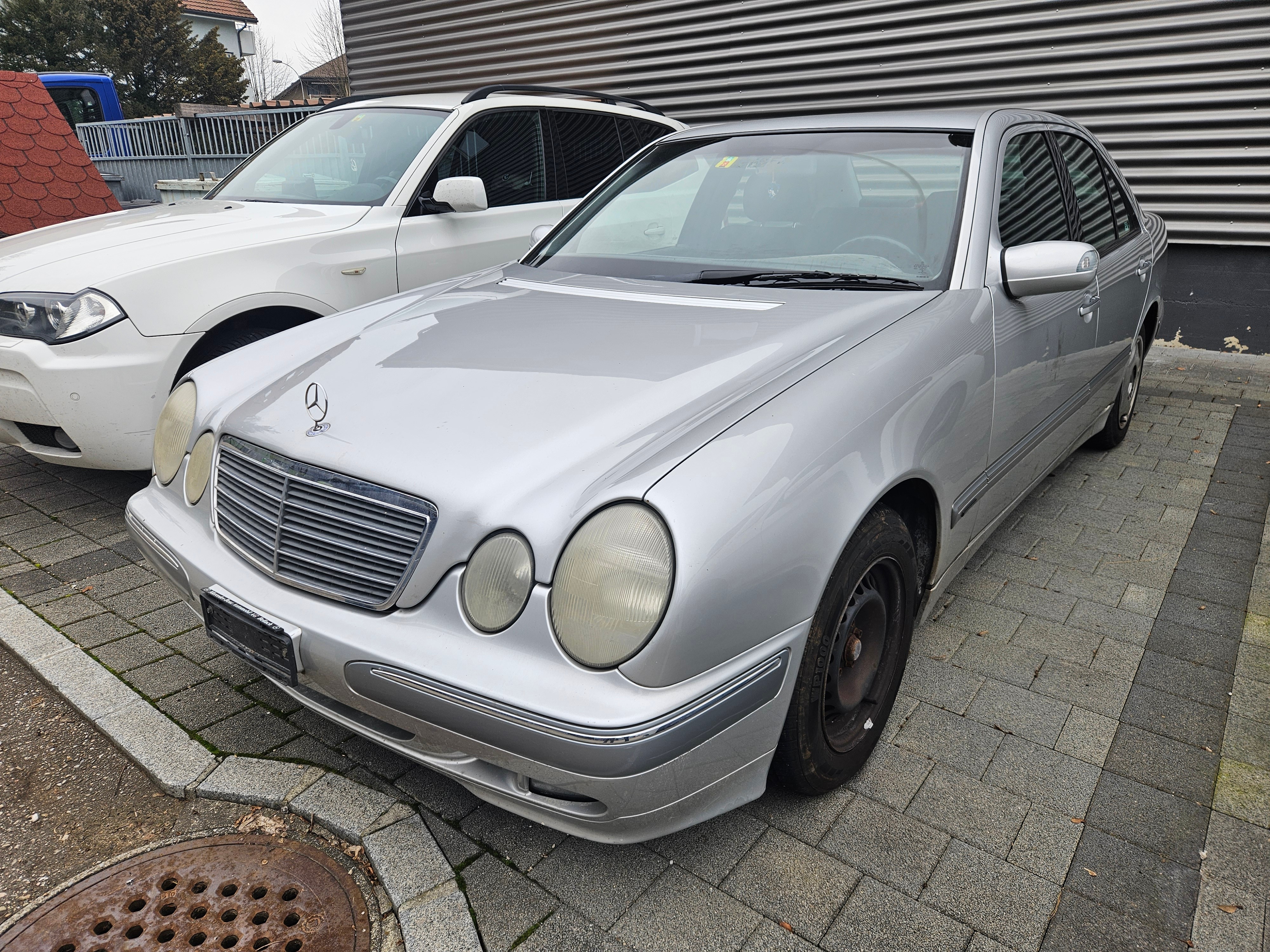 MERCEDES-BENZ E 220