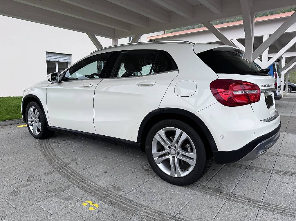 MERCEDES-BENZ GLA 220 d 4Matic 7G-DCT