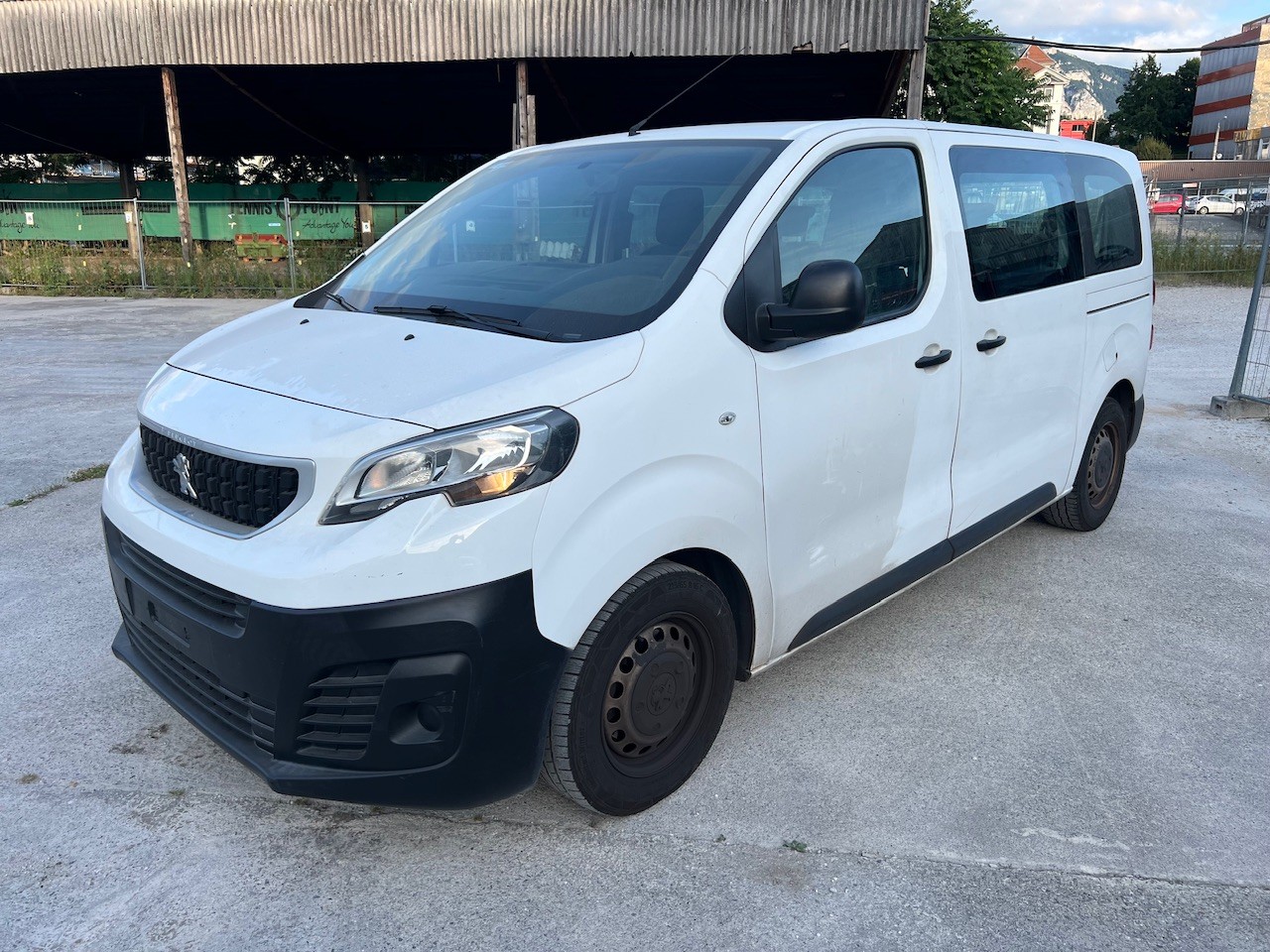 PEUGEOT Traveller 1.5 BlueHDi Business Standard