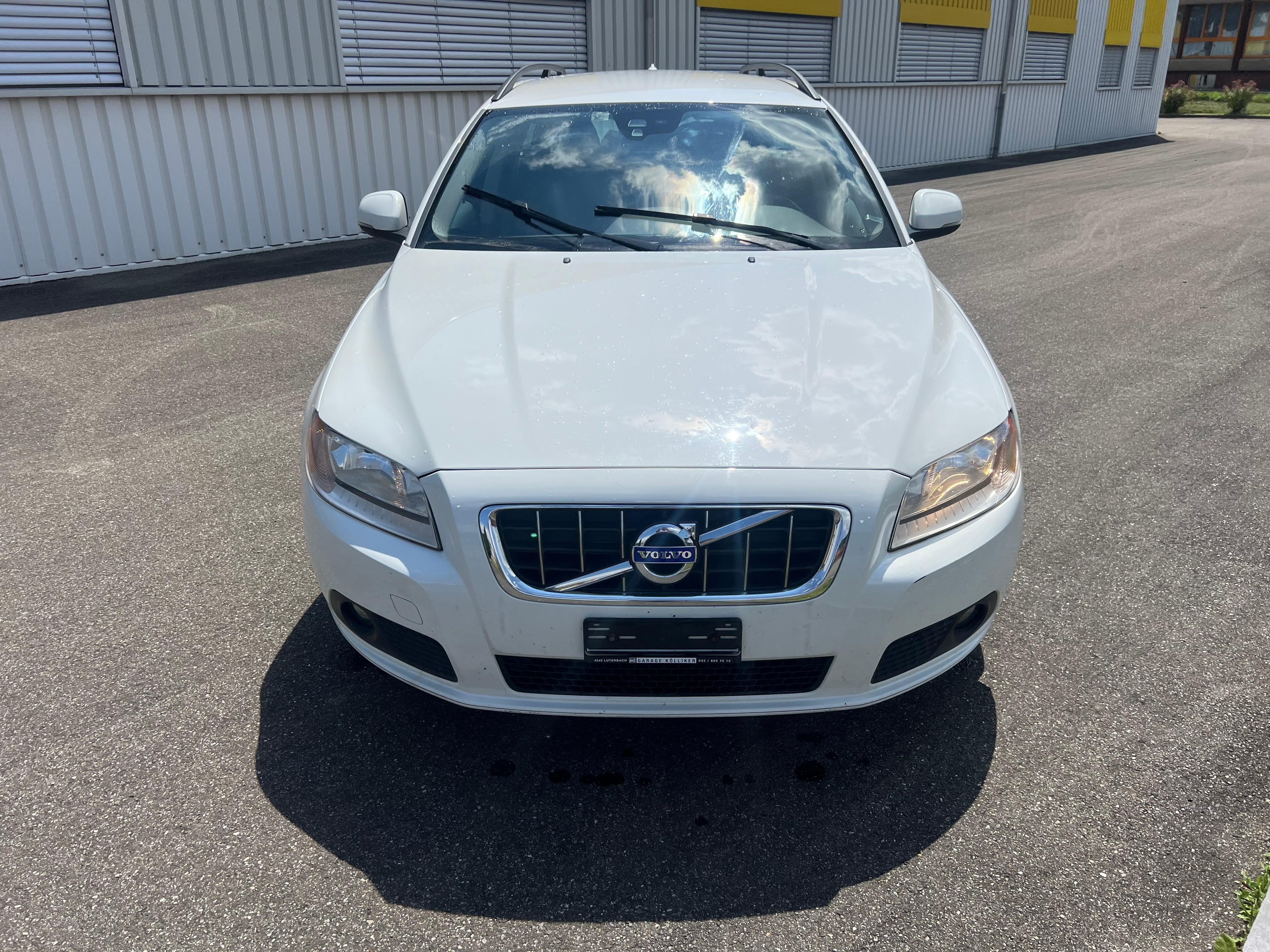 VOLVO V70 D2 Momentum Powershift