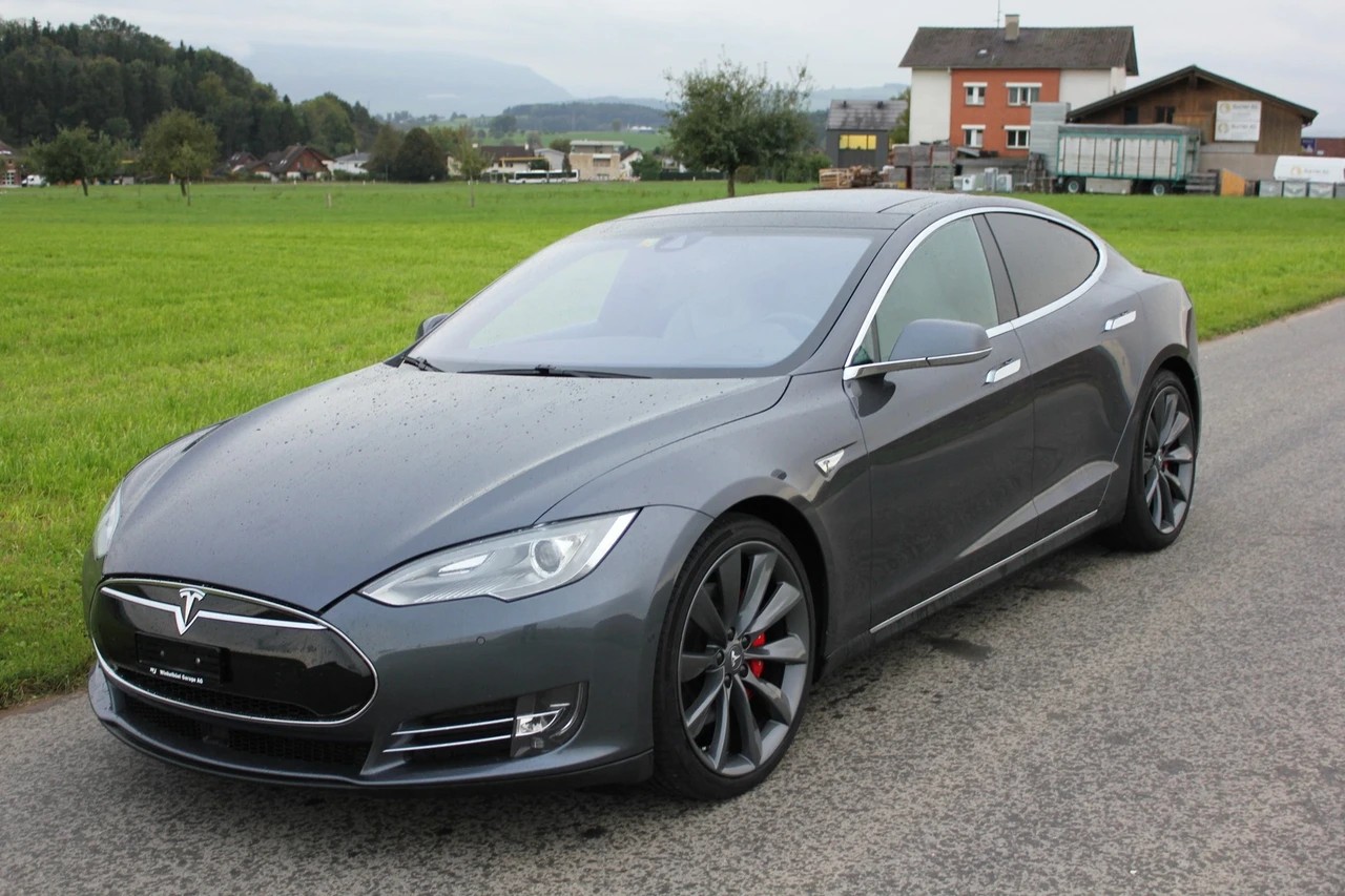 TESLA Model S 85 D Performance