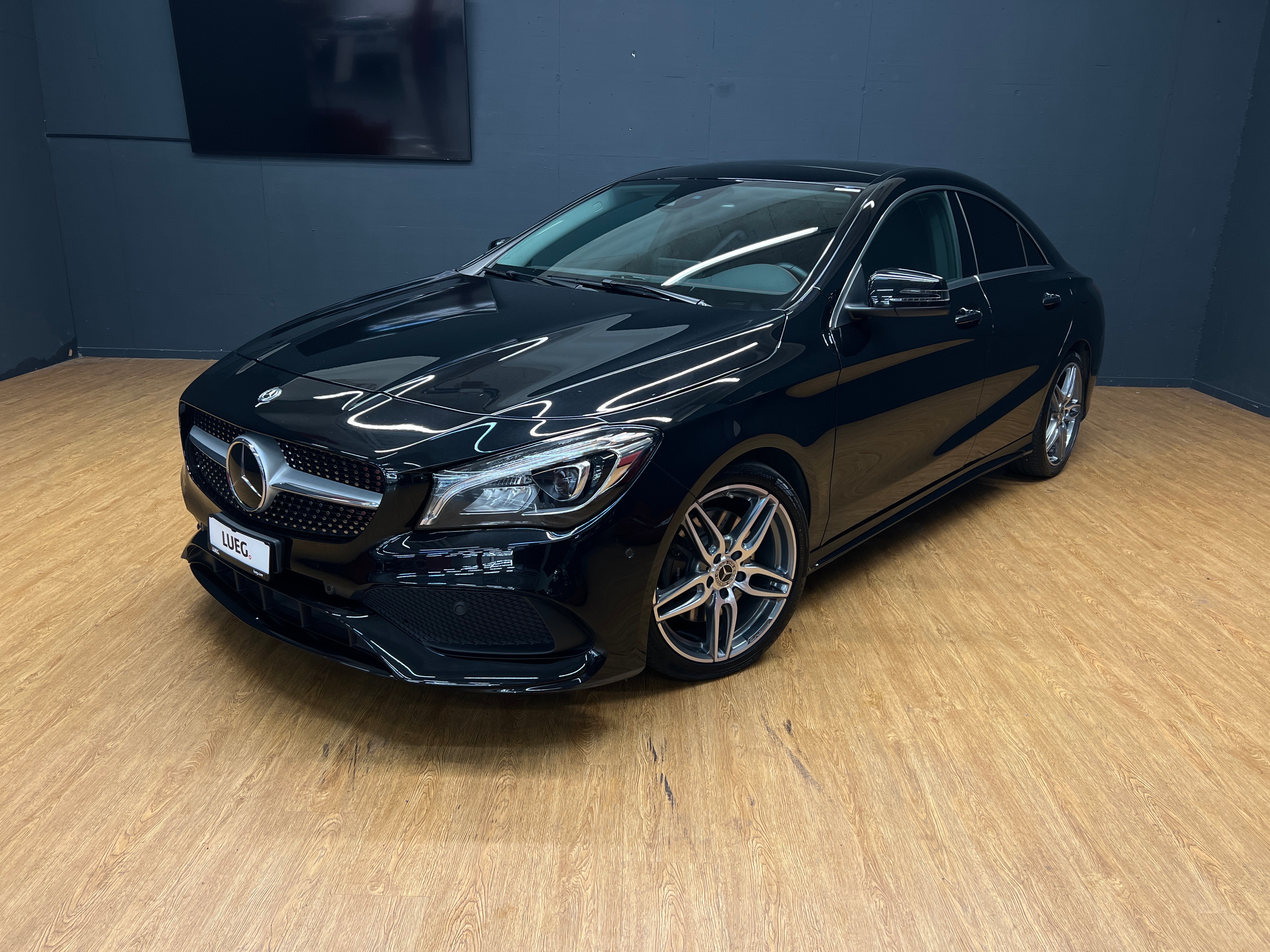 MERCEDES-BENZ CLA 250 4M - AMG - DISTRONIC - Rückfahrkamera - Panorama-Dach