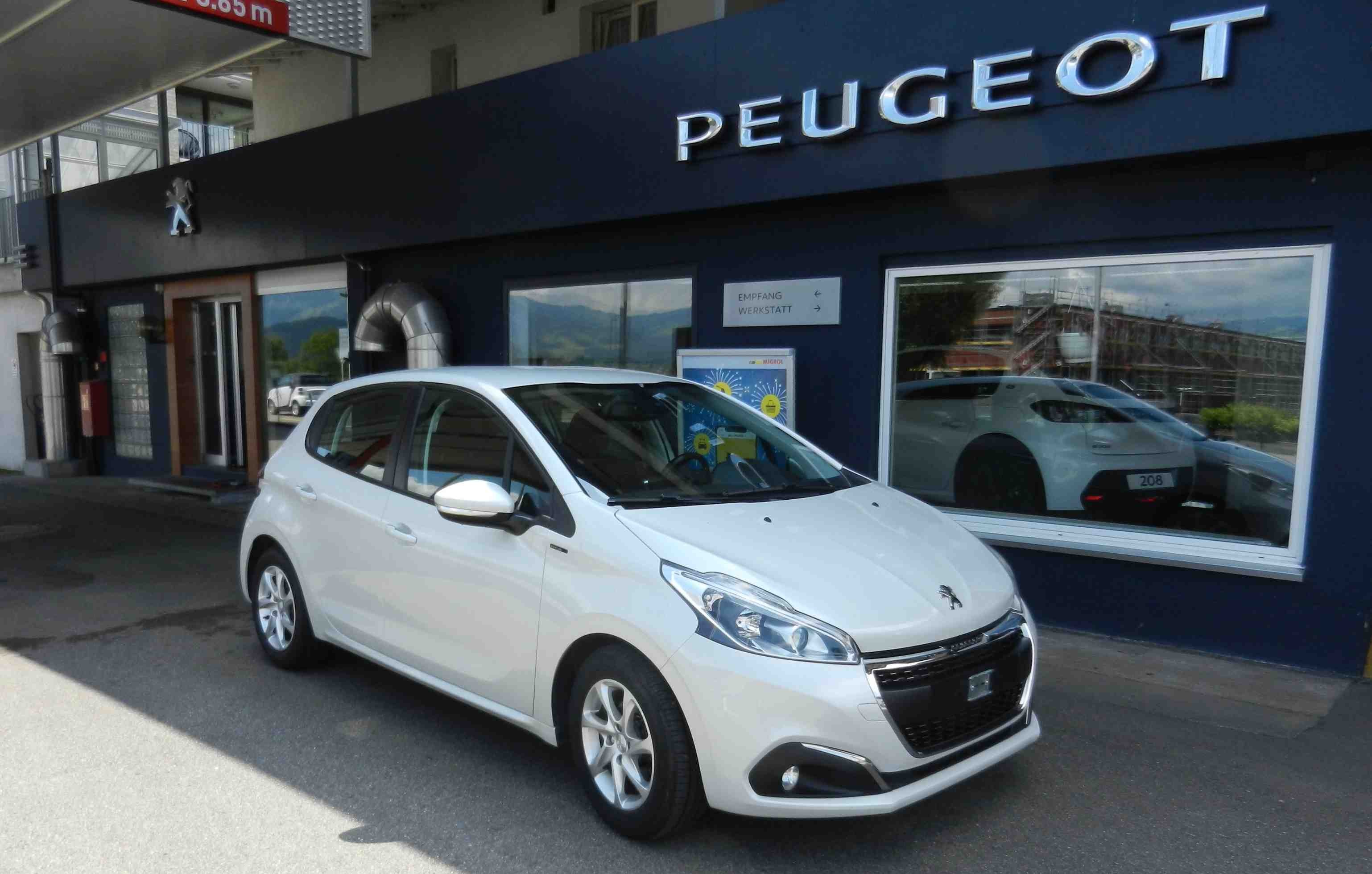 PEUGEOT 208 1.2 PureTech Signature