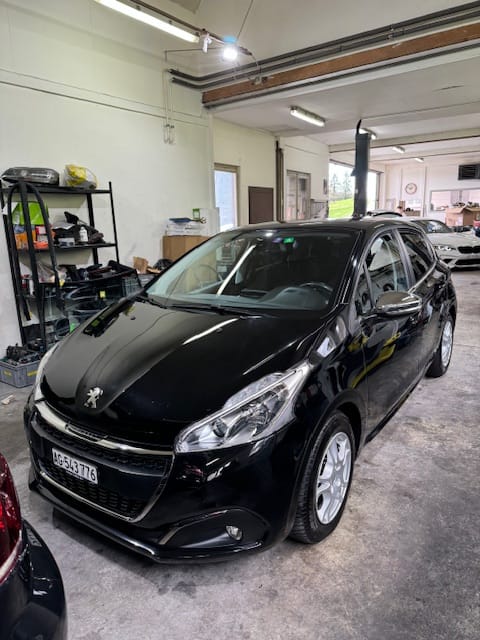 PEUGEOT 208 1.2 PureTech Signature