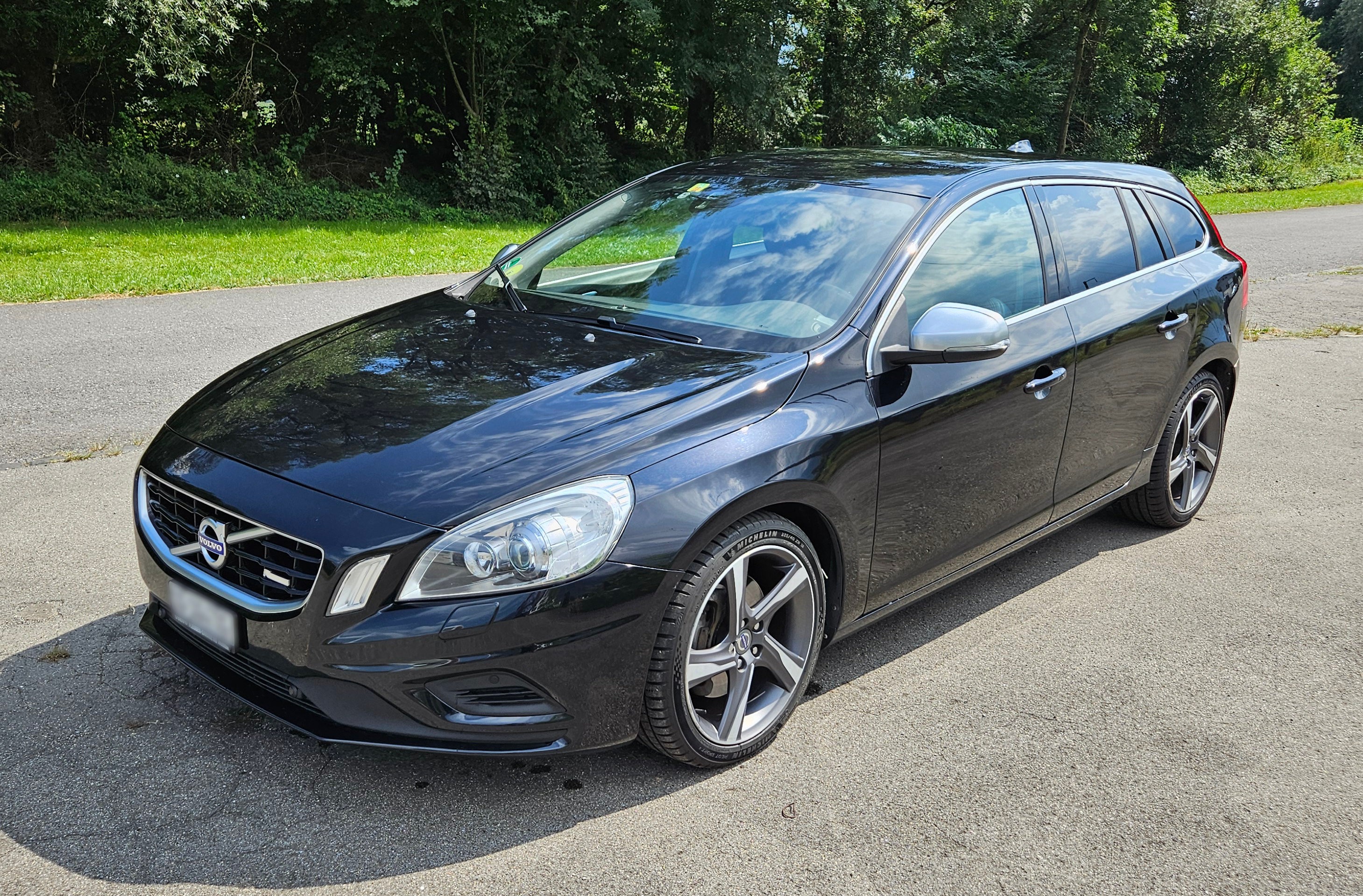 VOLVO V60 D5 R-Design