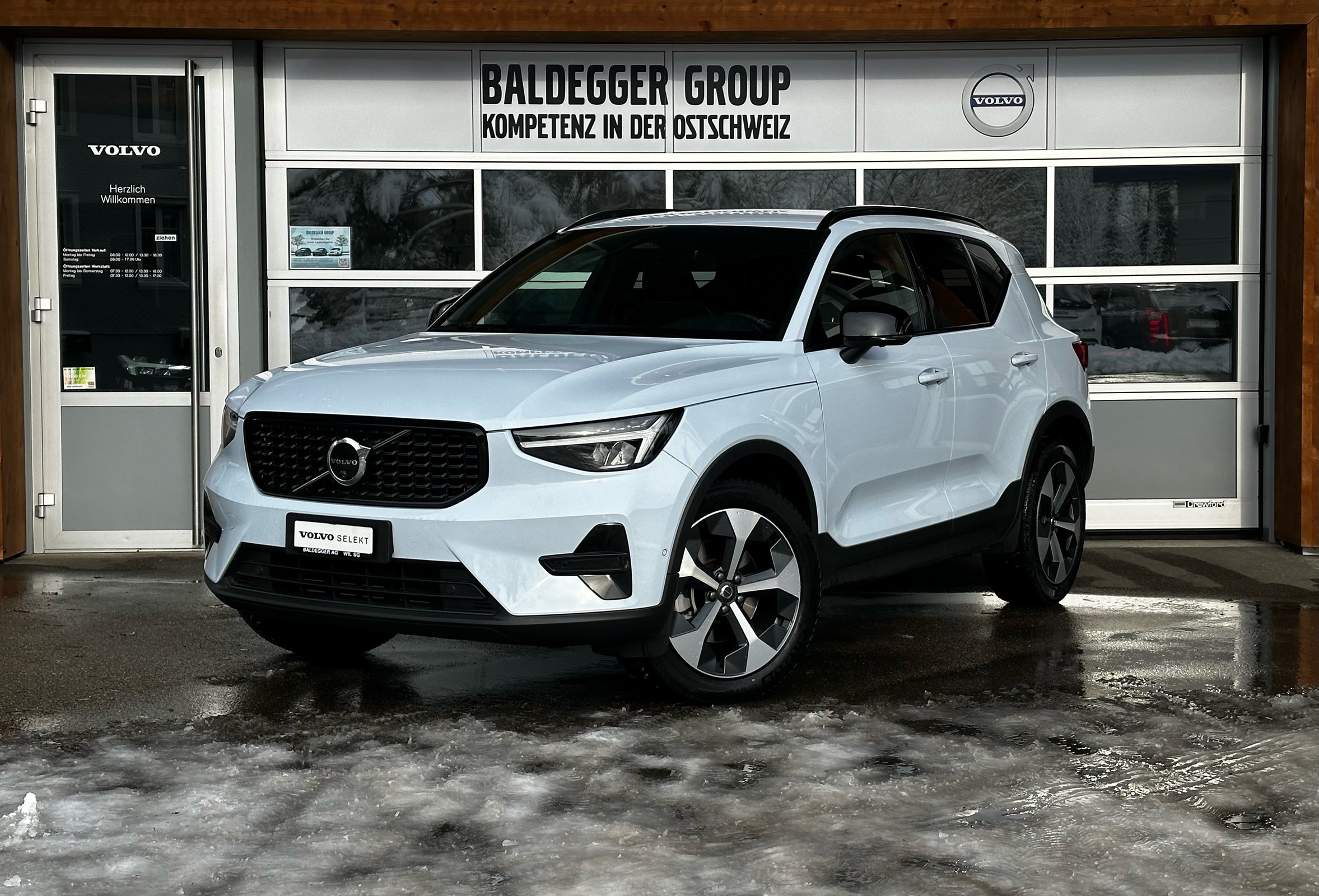 VOLVO XC40 2.0 B3 MH Plus Dark