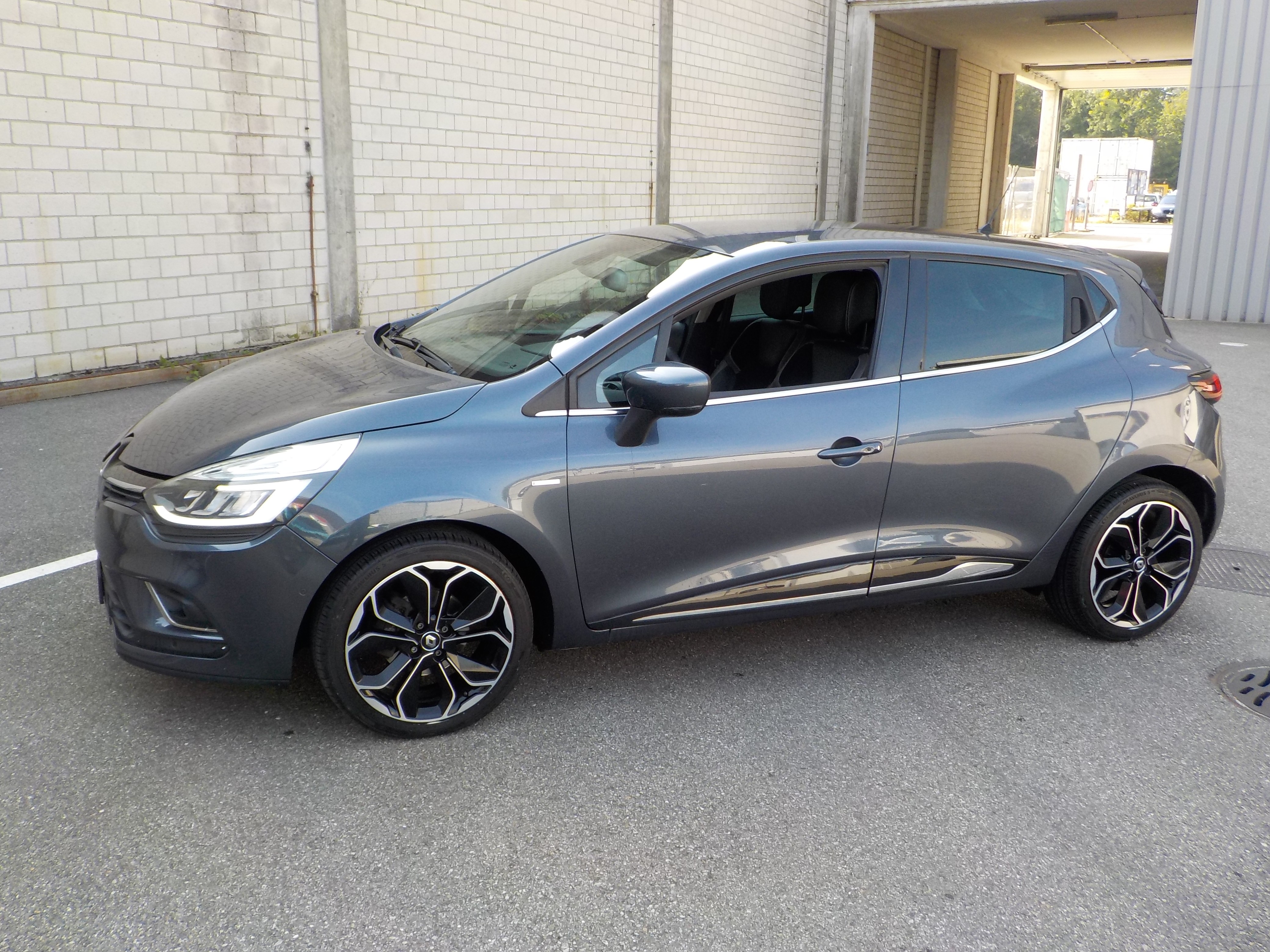 RENAULT Clio 1.2 16V T Swiss Edition