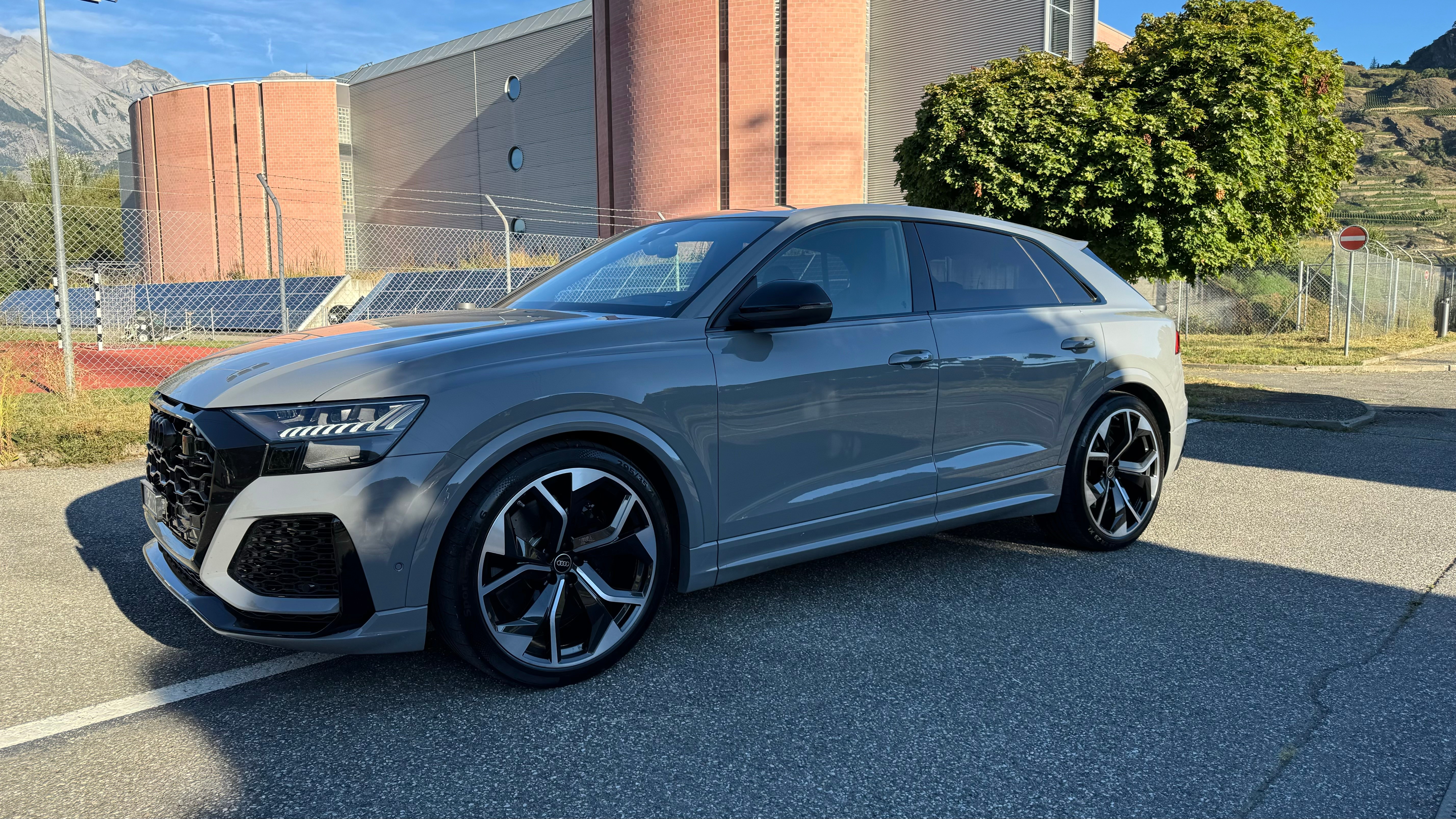 AUDI RSQ8 quattro tiptronic