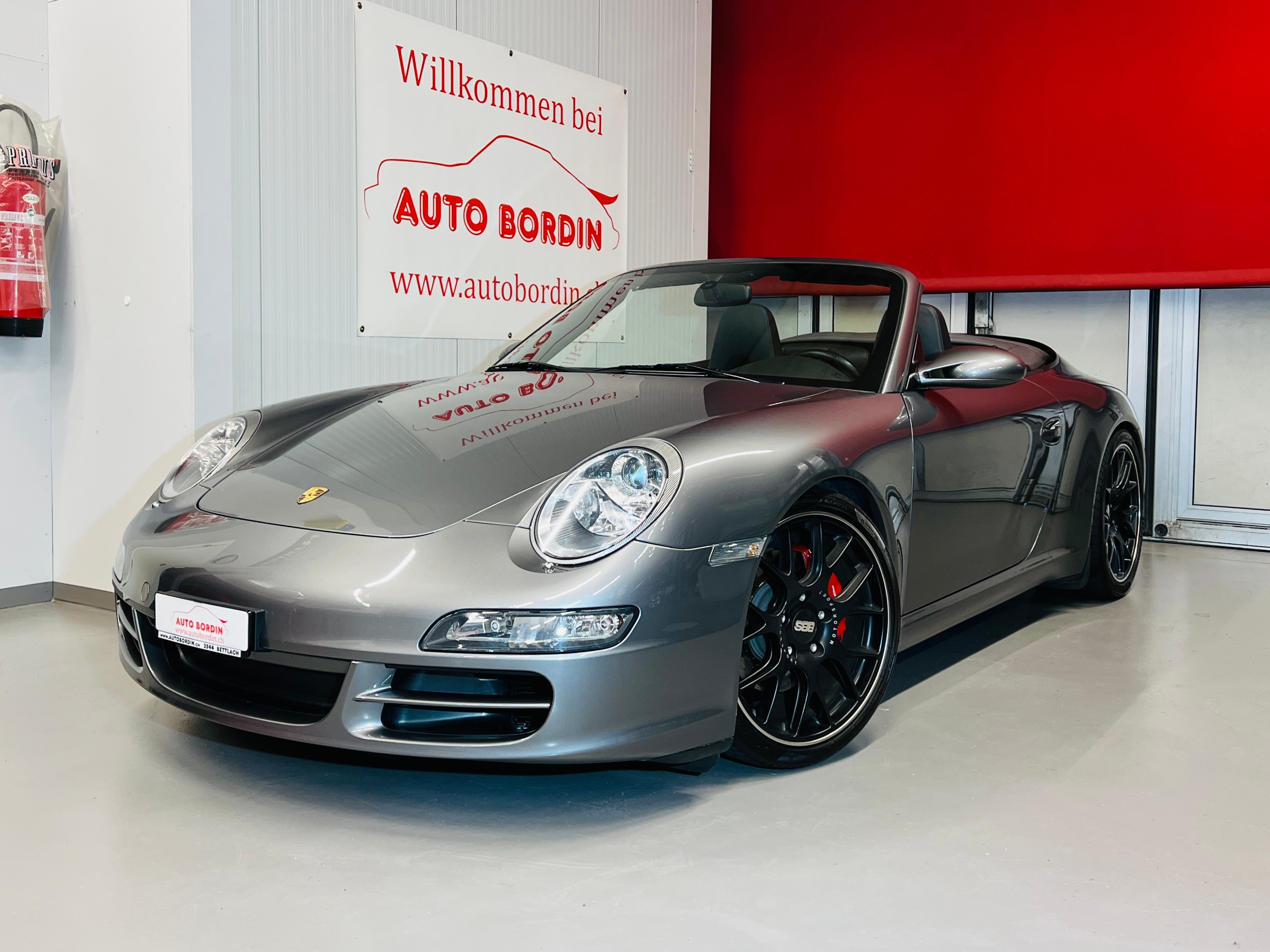 PORSCHE 911 Cabrio Carrera S 355PS „meteorgrau“ mit grauem Verdeck