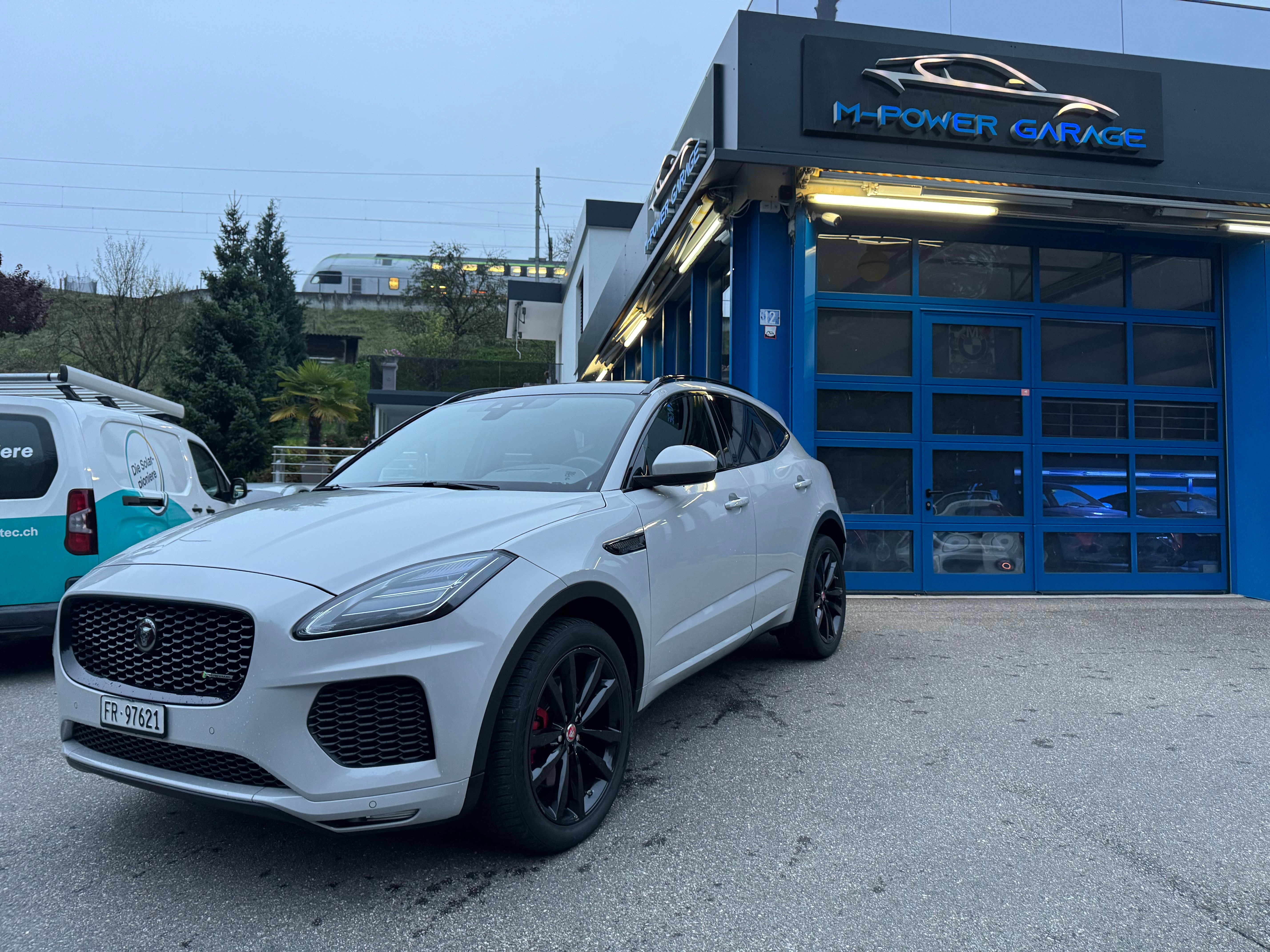 JAGUAR E-Pace 2.0 P250 R-Dynamic AWD Automatik