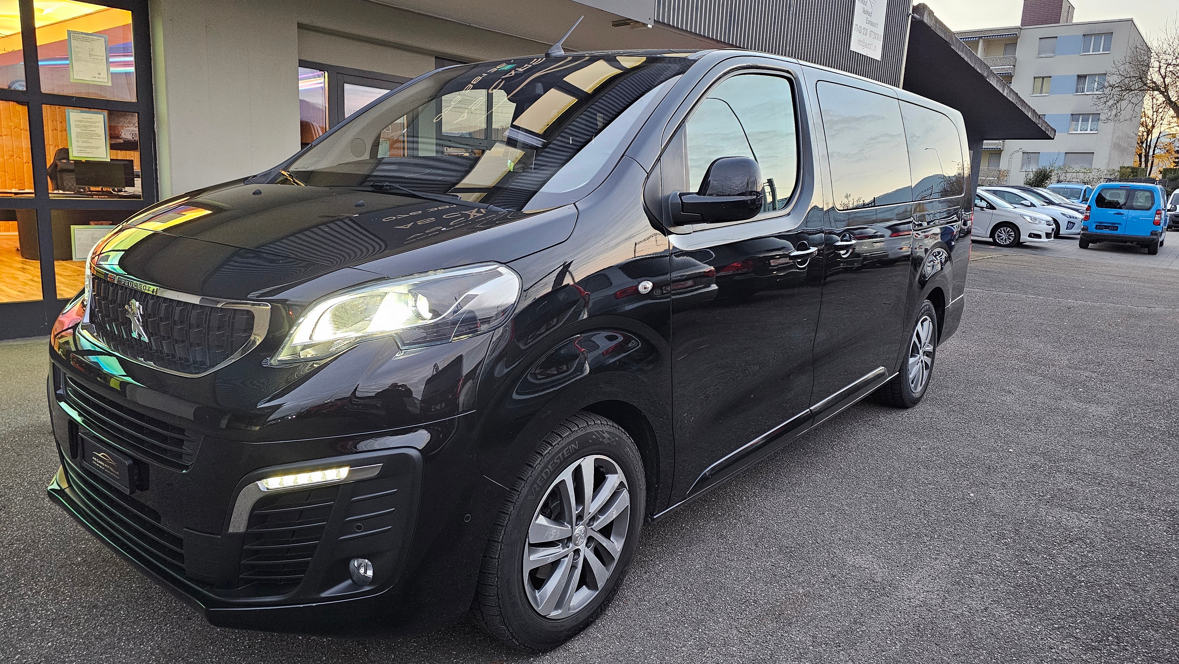 PEUGEOT Traveller 2.0 BlueHDi Business VIP Lang EAT