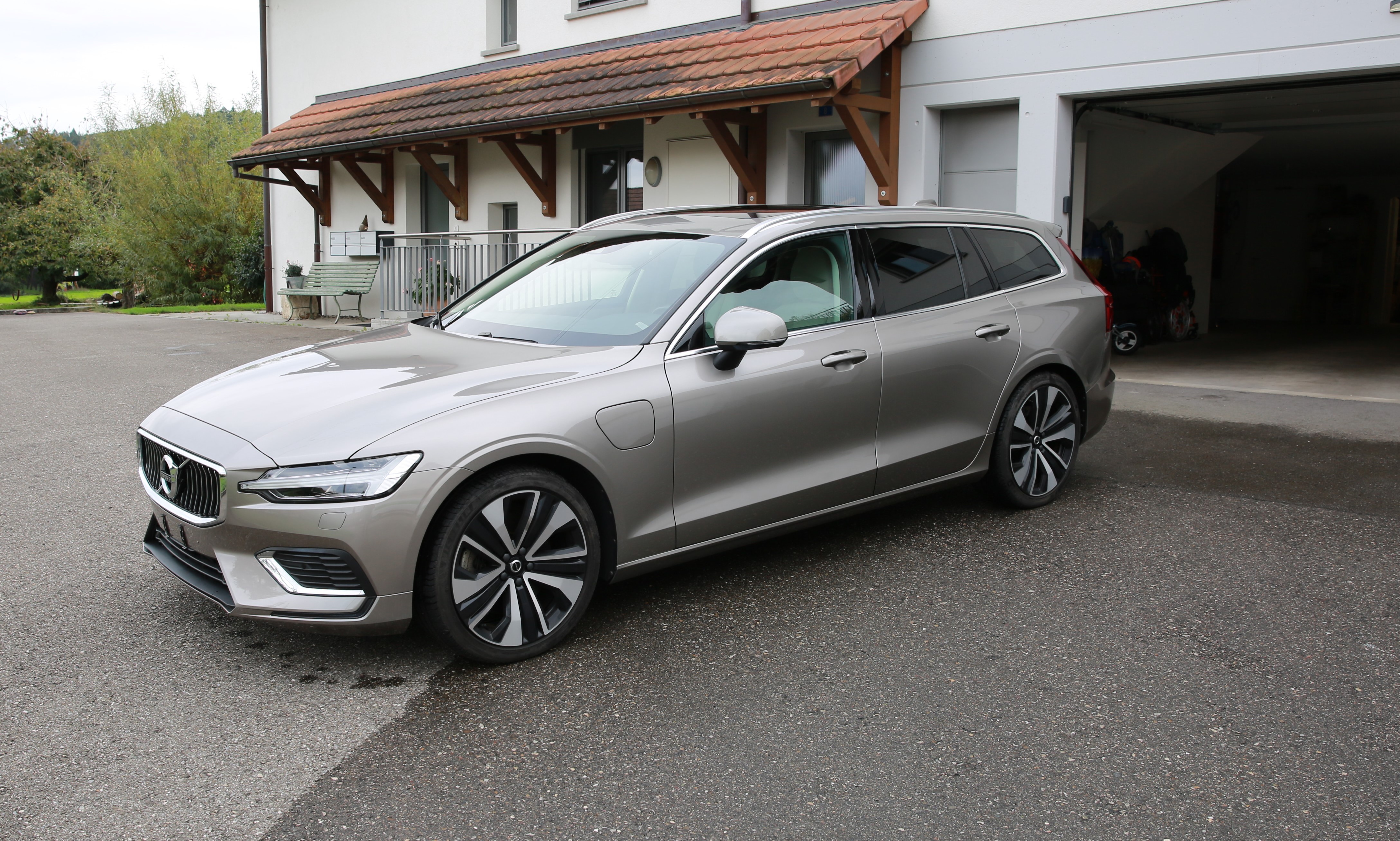 VOLVO V60 T8 eAWD Twin Engine Inscription Expression Geartronic