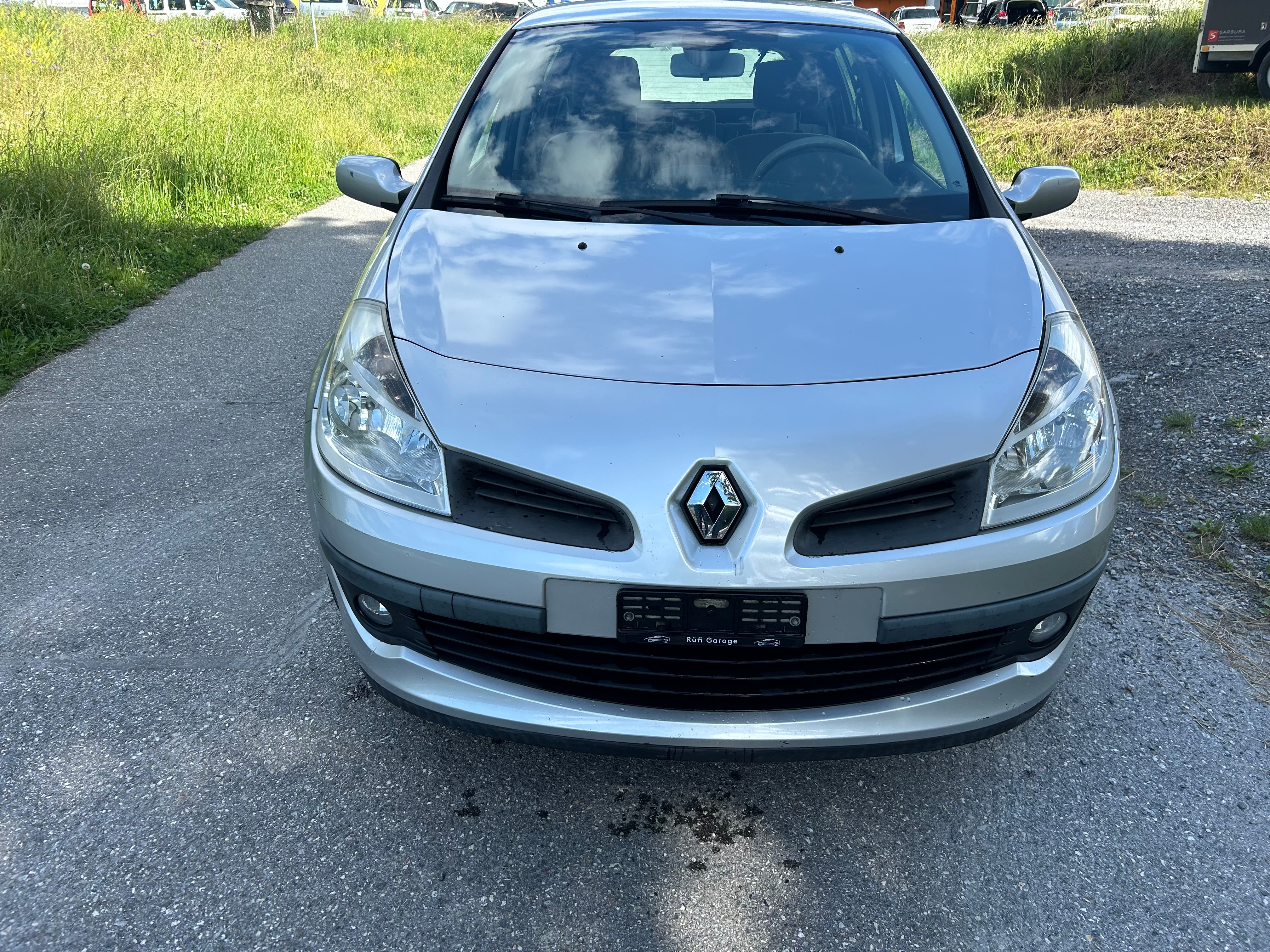 RENAULT Clio 2.0 16V Initiale Automatic