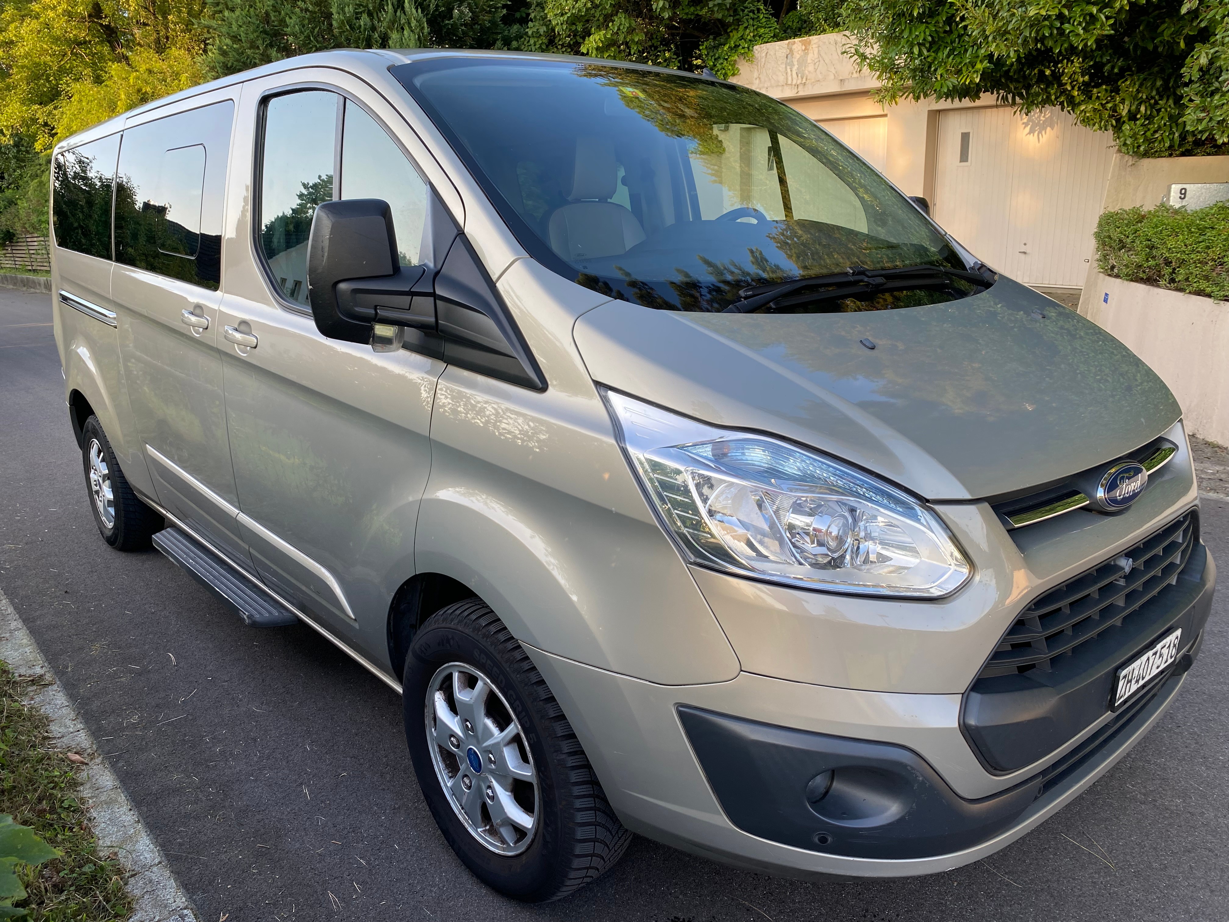 FORD Tourneo Custom 300 L2H1 Knie Edition