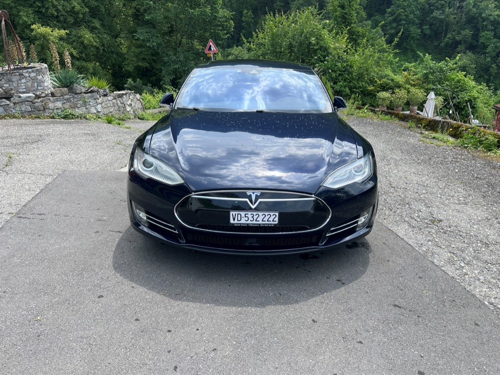 TESLA Model S 85 D Performance