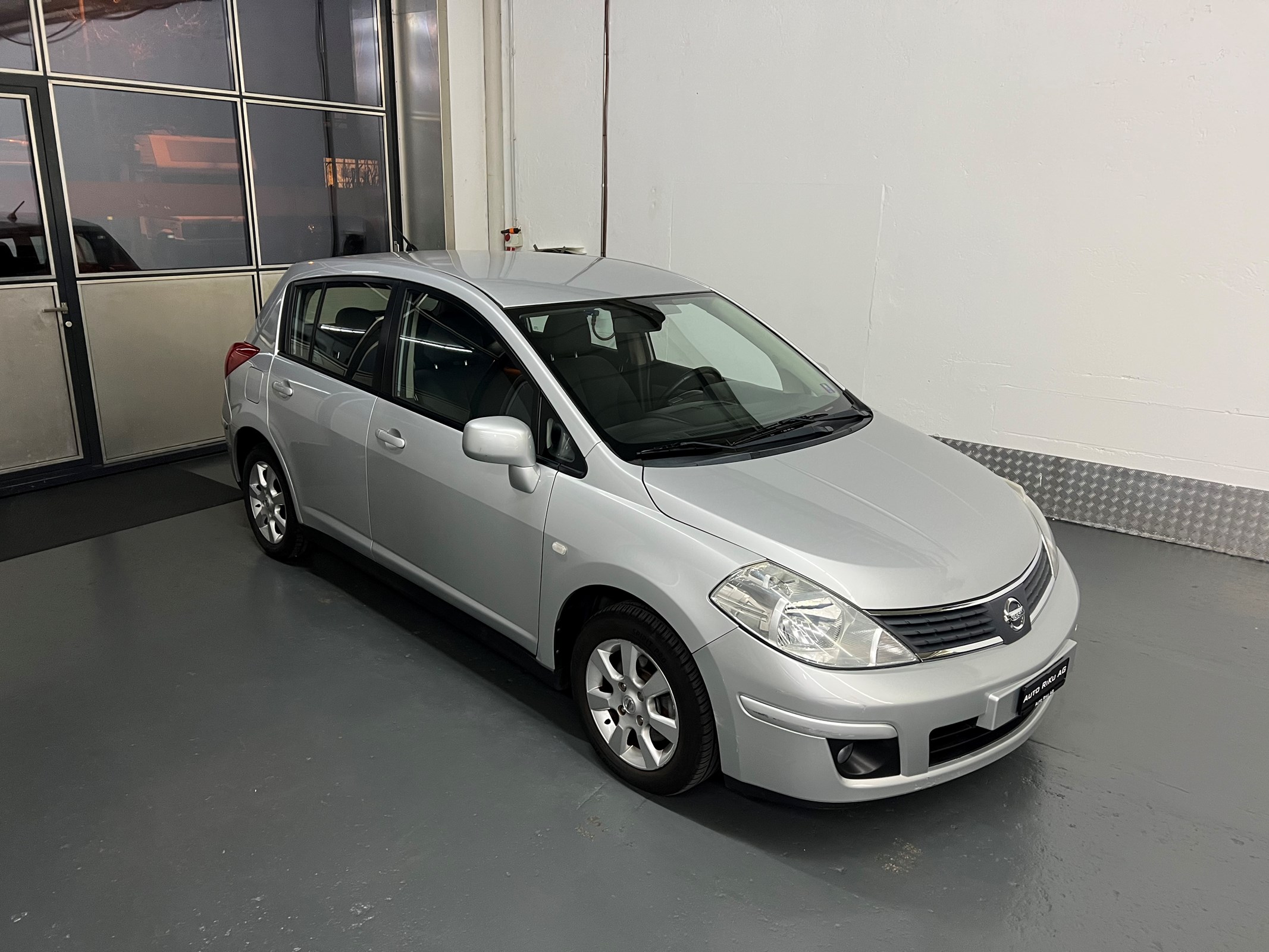 NISSAN Tiida 1.8 acenta