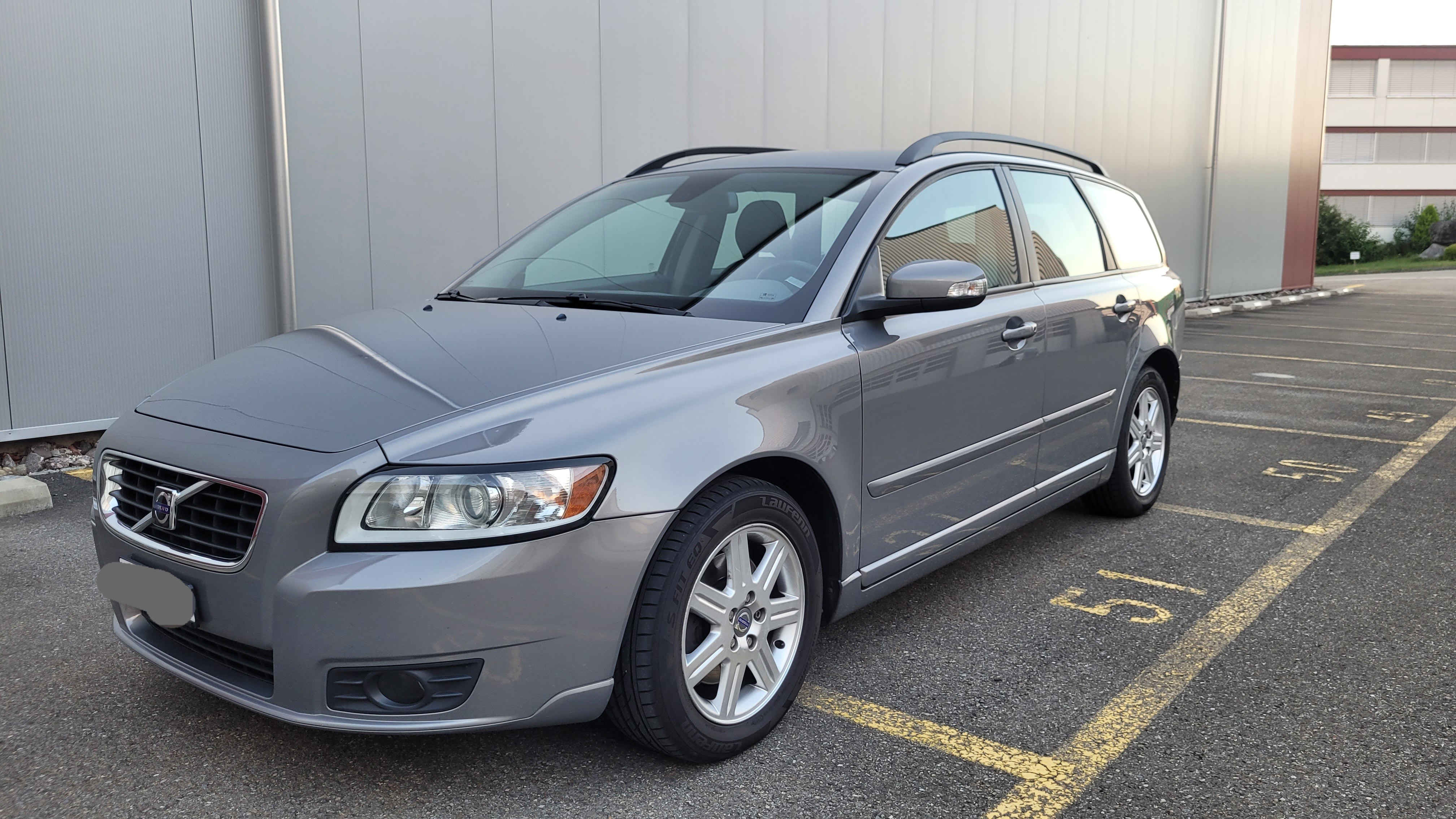 VOLVO V50 2.0D Momentum mit Anhängerkupplung