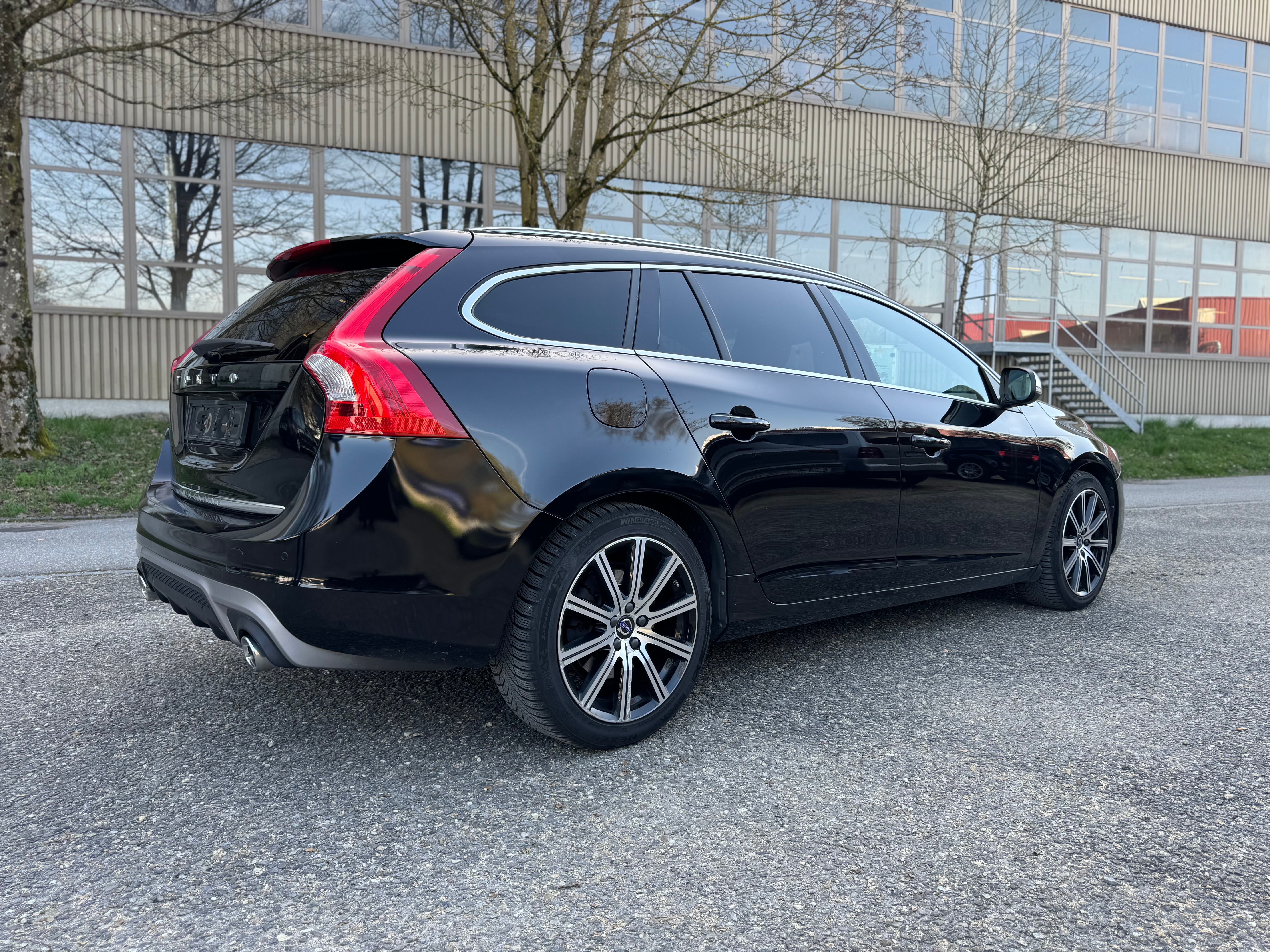 VOLVO V60 D6 AWD Plug-in Hybrid Momentum R-Design