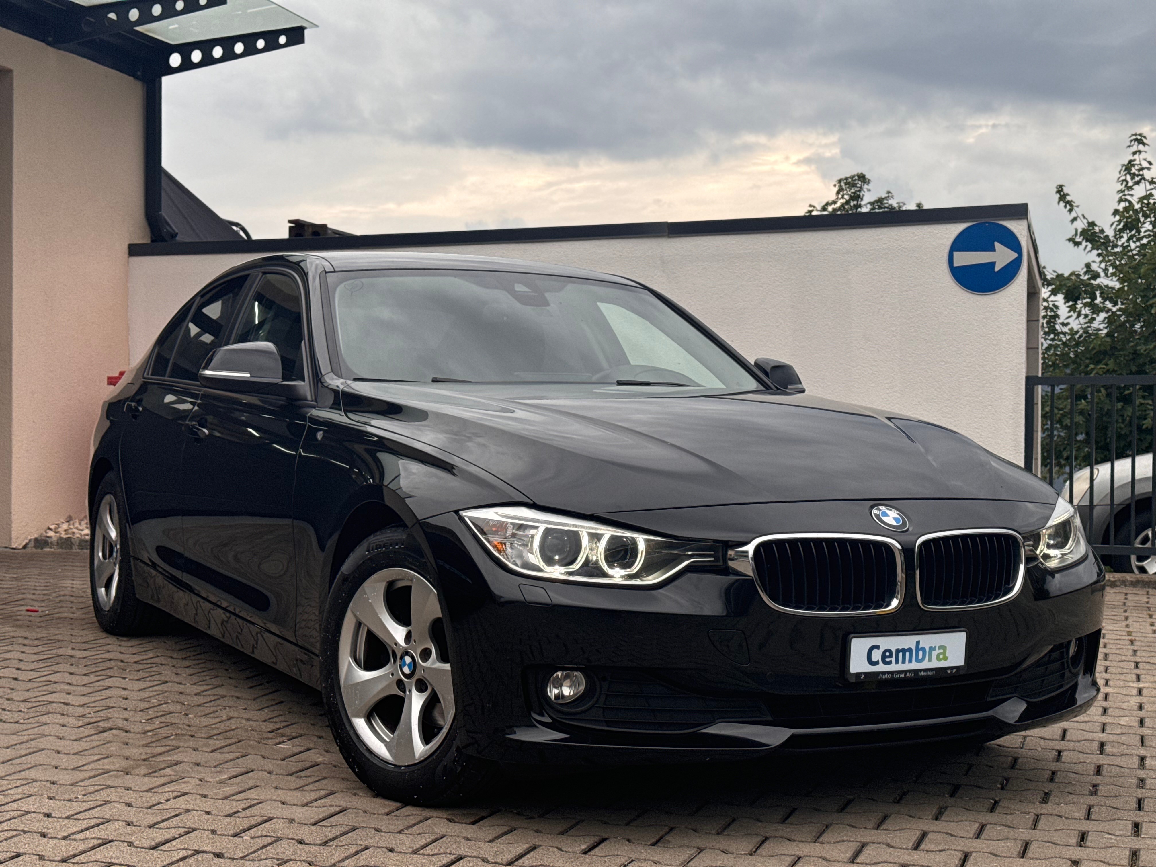 BMW 320i Efficient-Dynamics Sport Line Steptronic