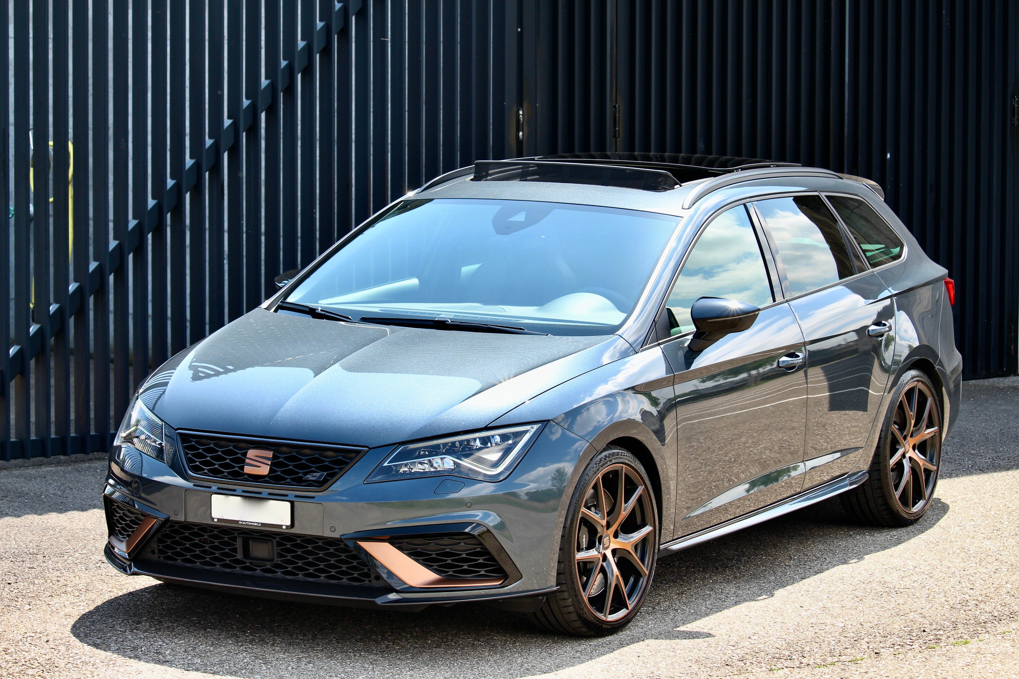 SEAT Leon ST 2.0 TSI Cupra R-EDITION 300 4 Drive DSG *Panorama-Glasdach *Sport-Bremsscheiben