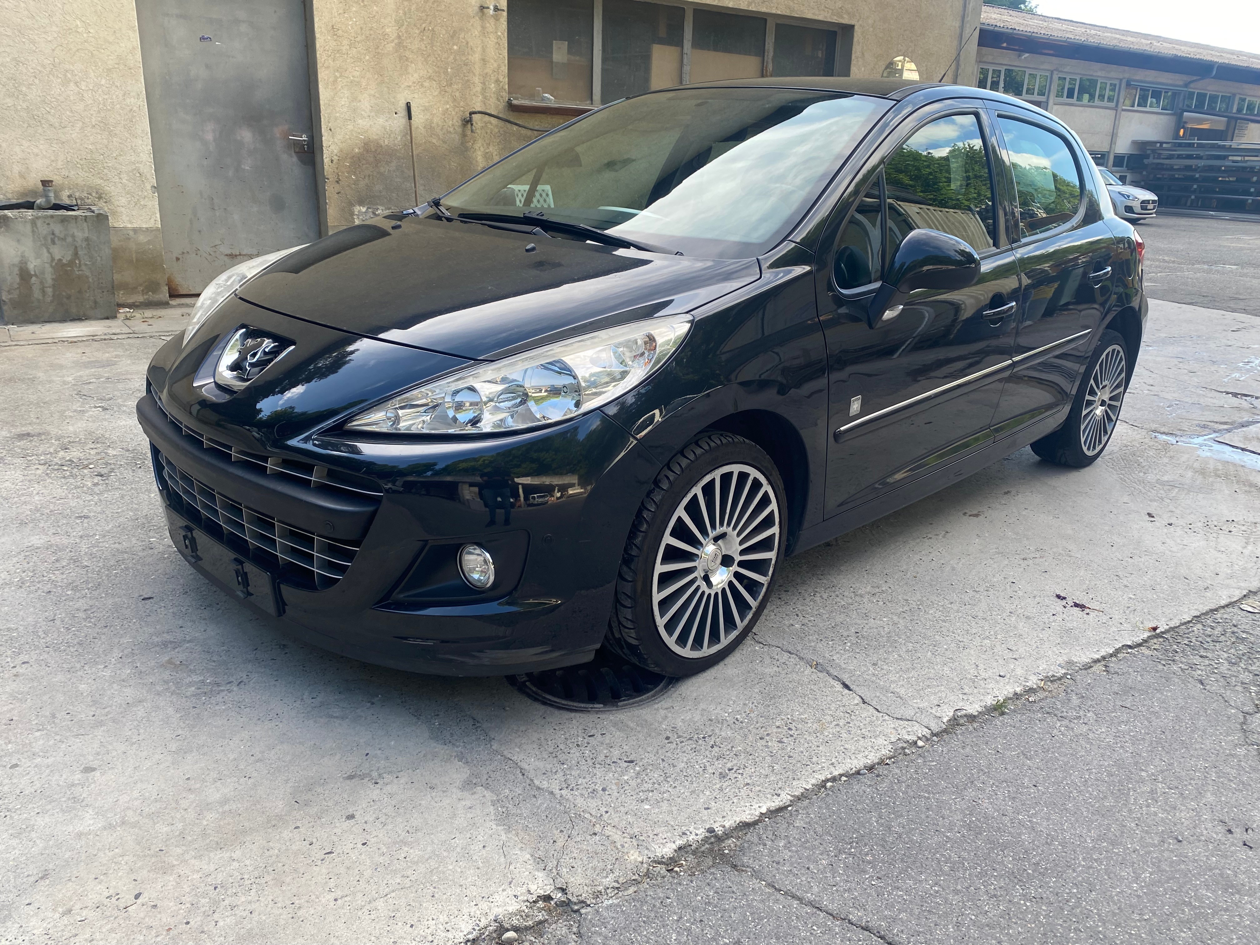 PEUGEOT 207 1.4 16V Swiss Edition