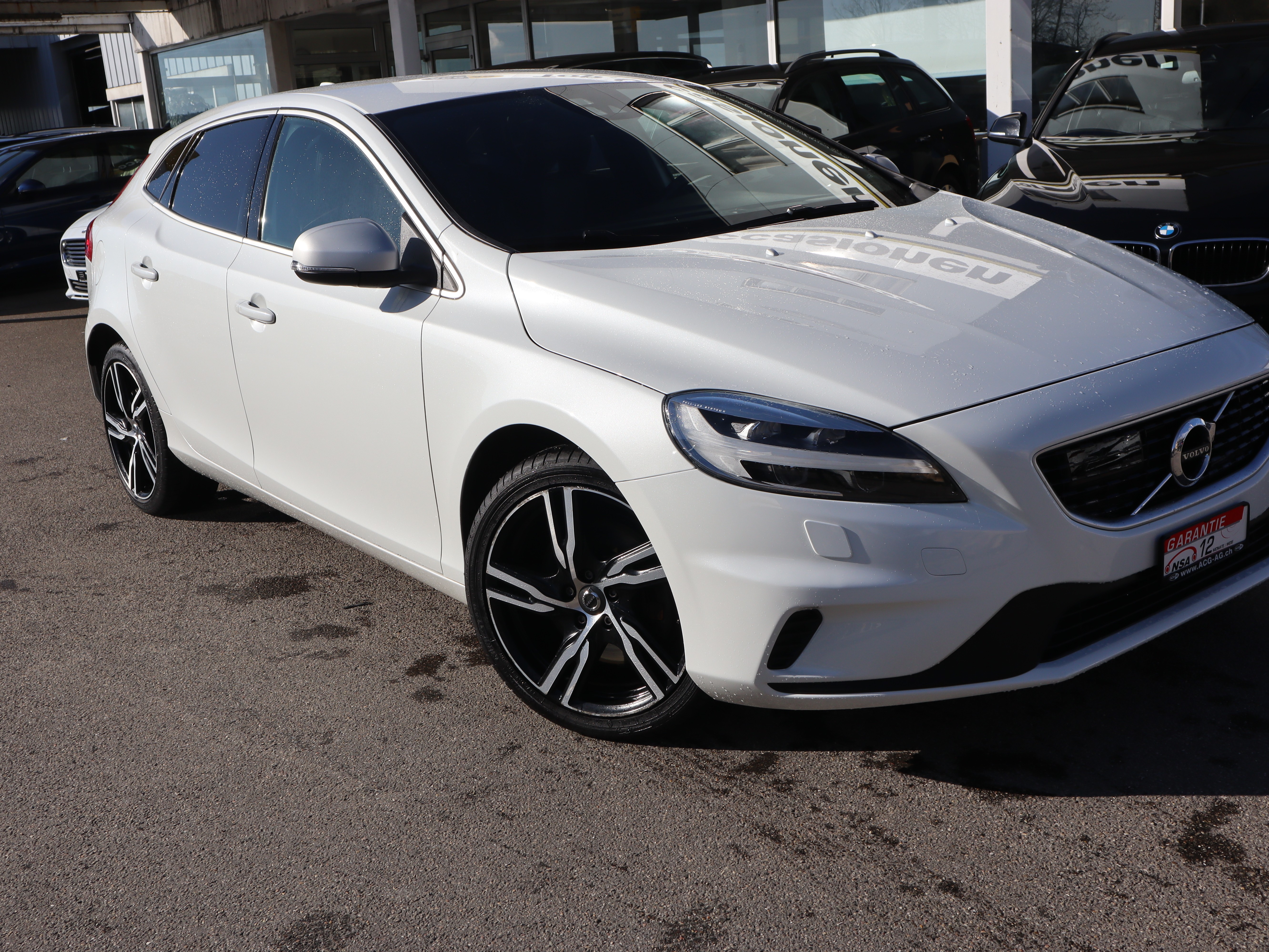 VOLVO V40 D2 Momentum R-Design Geartronic ** Teil-Leder ** Navi mit RF-Kamera ** PDC ** Frisch ab MFK & Service **