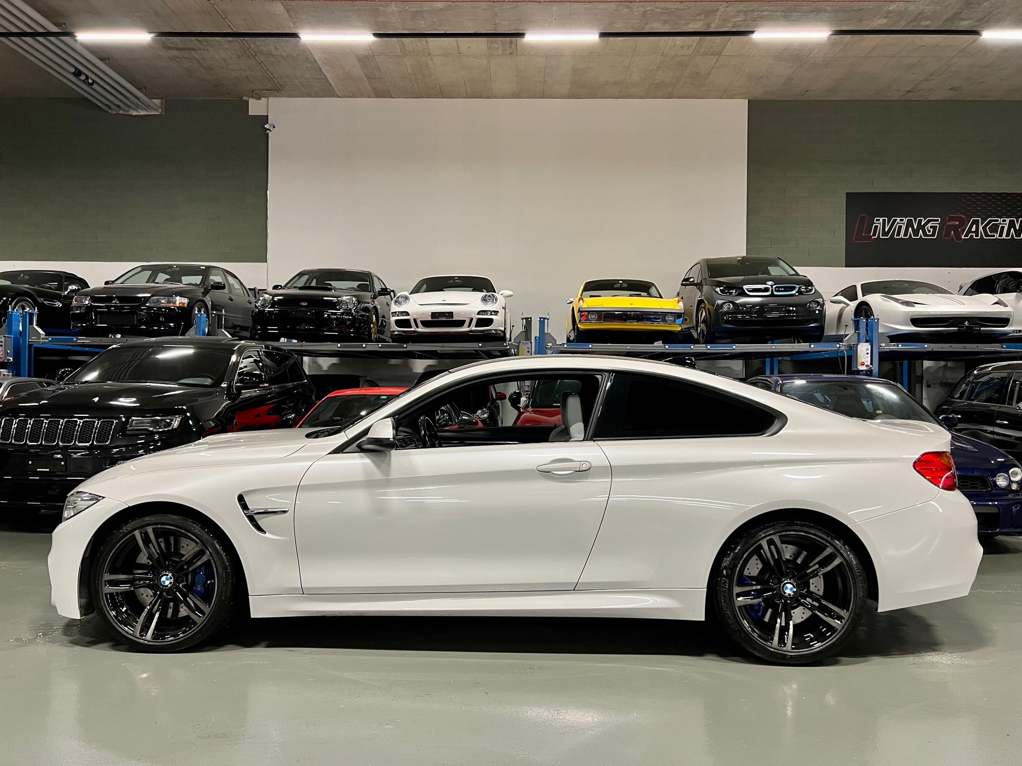 BMW M4 Coupé DKG *ARMYTRIX*