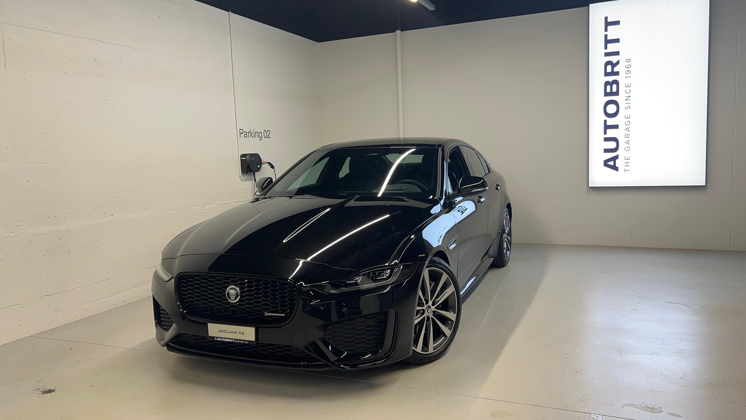 JAGUAR XE 2.0 I4 204 R-Dynamic HSE