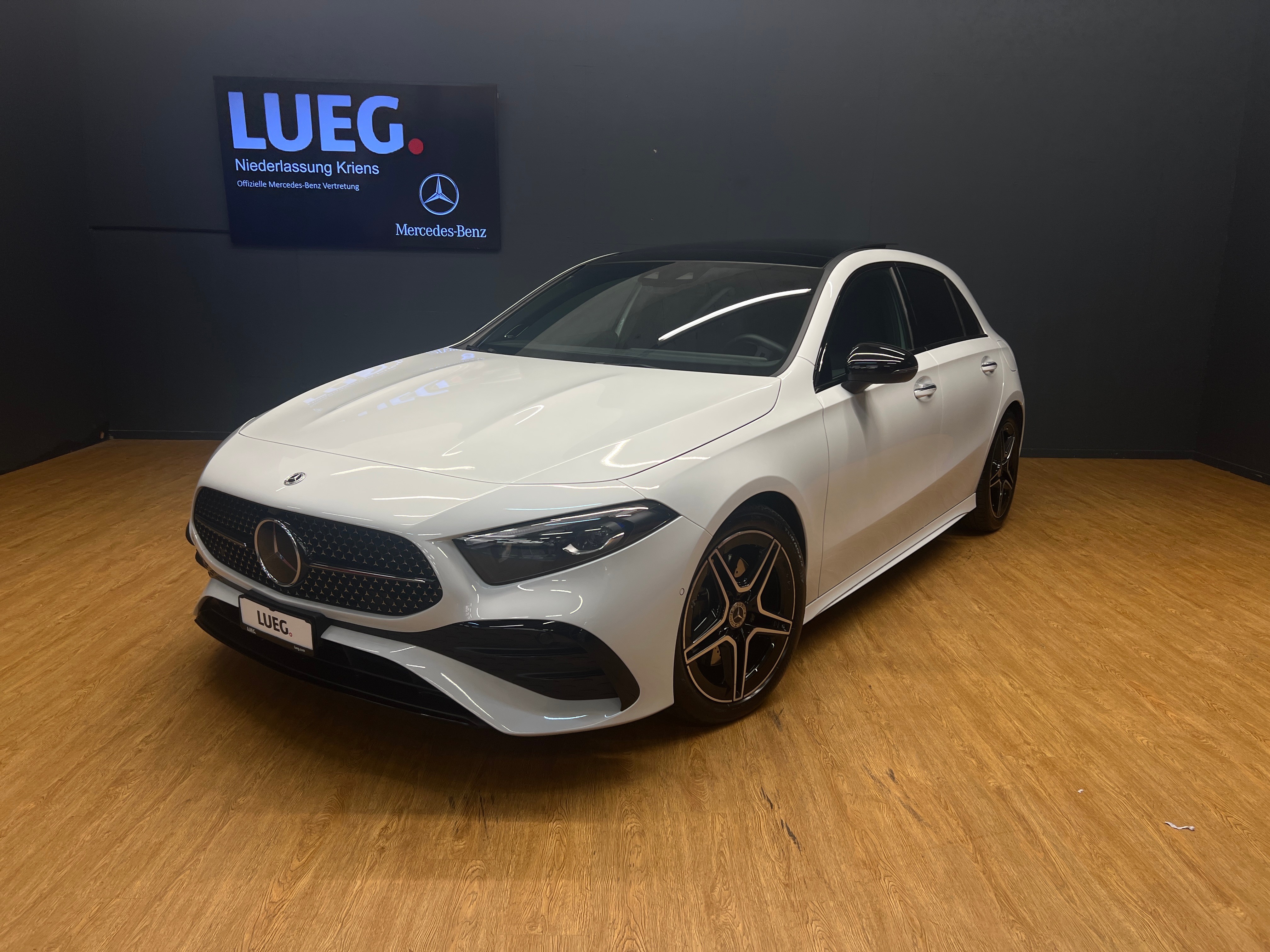 MERCEDES-BENZ A 220 4M - AMG - DISTRONIC / Rückfahrkamera / Panorama-Dach / Soundsystem