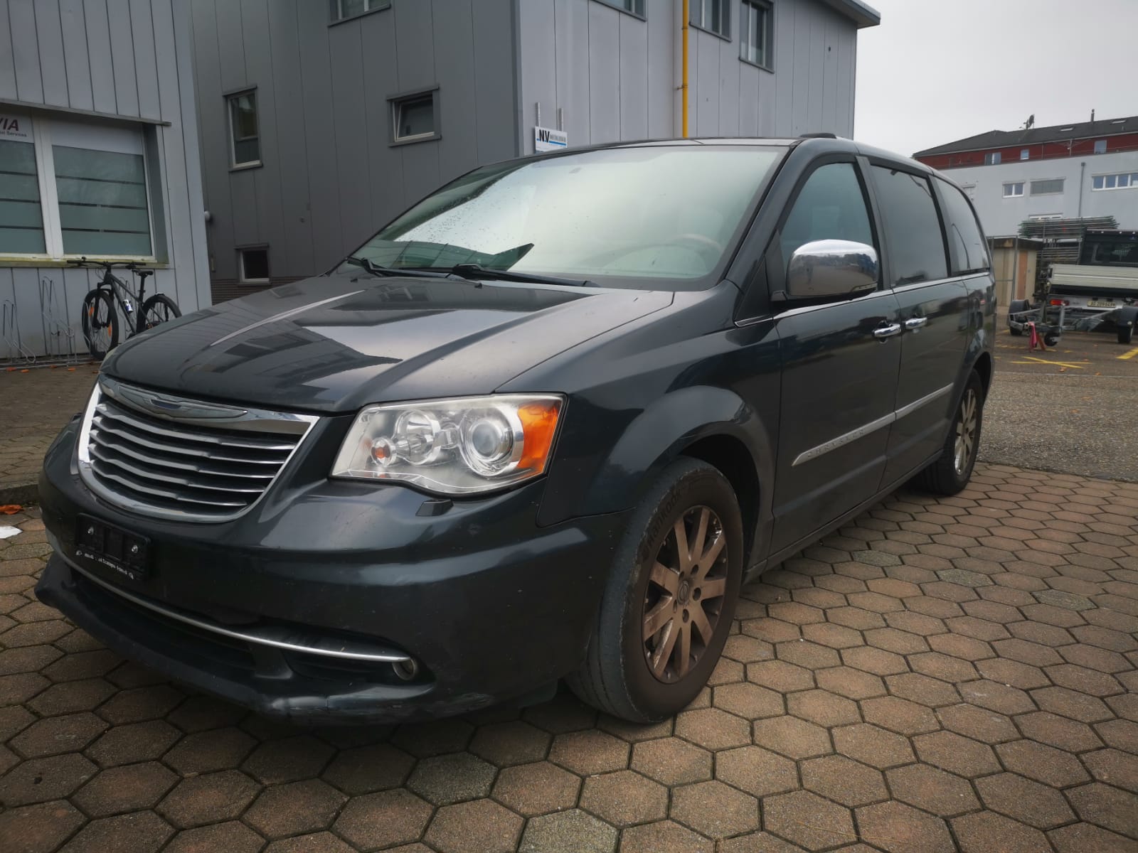 CHRYSLER TOWN COUNTRY