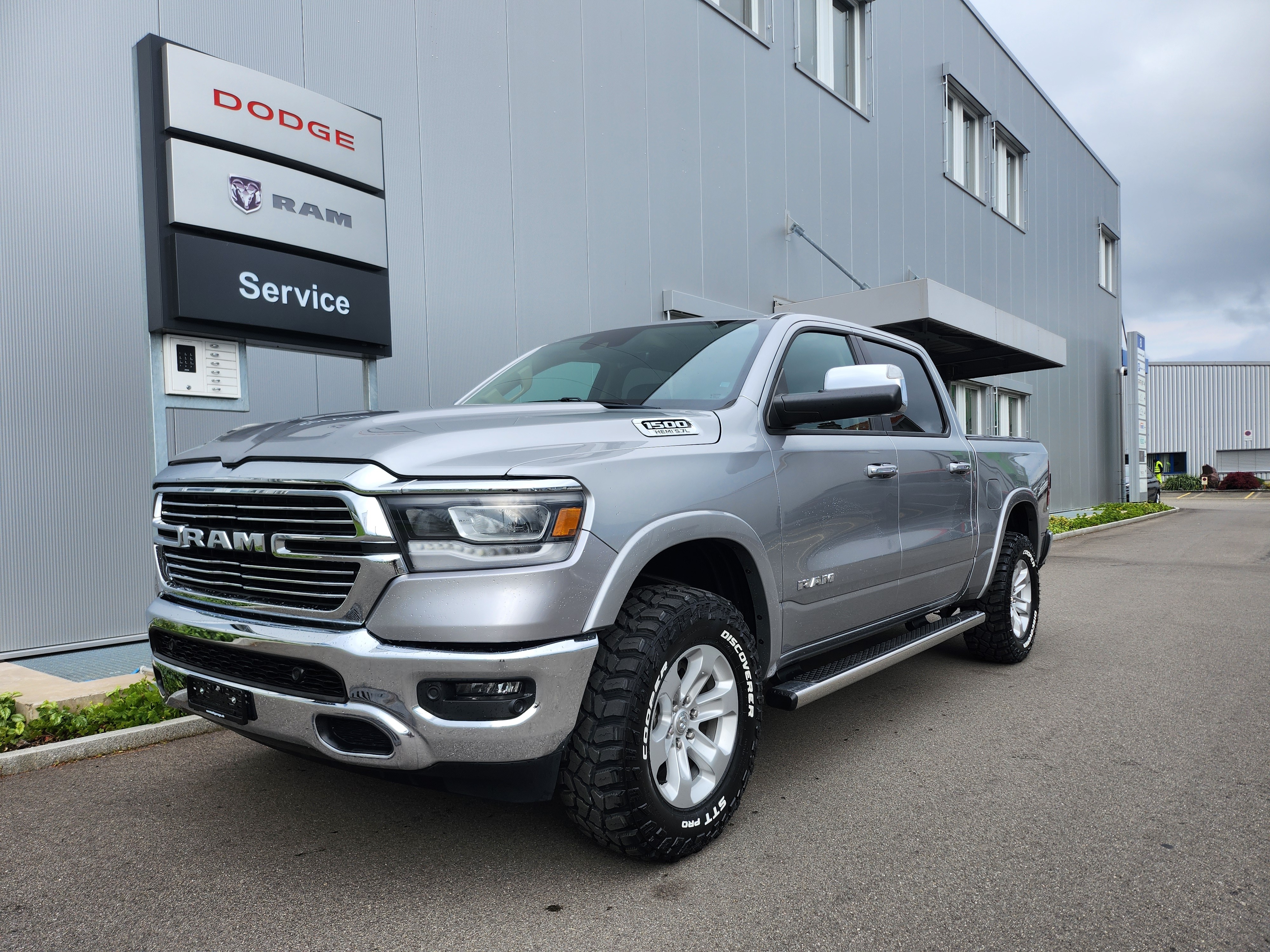 DODGE Ram 1500 5.7 4x4 Crew Cab Laramie