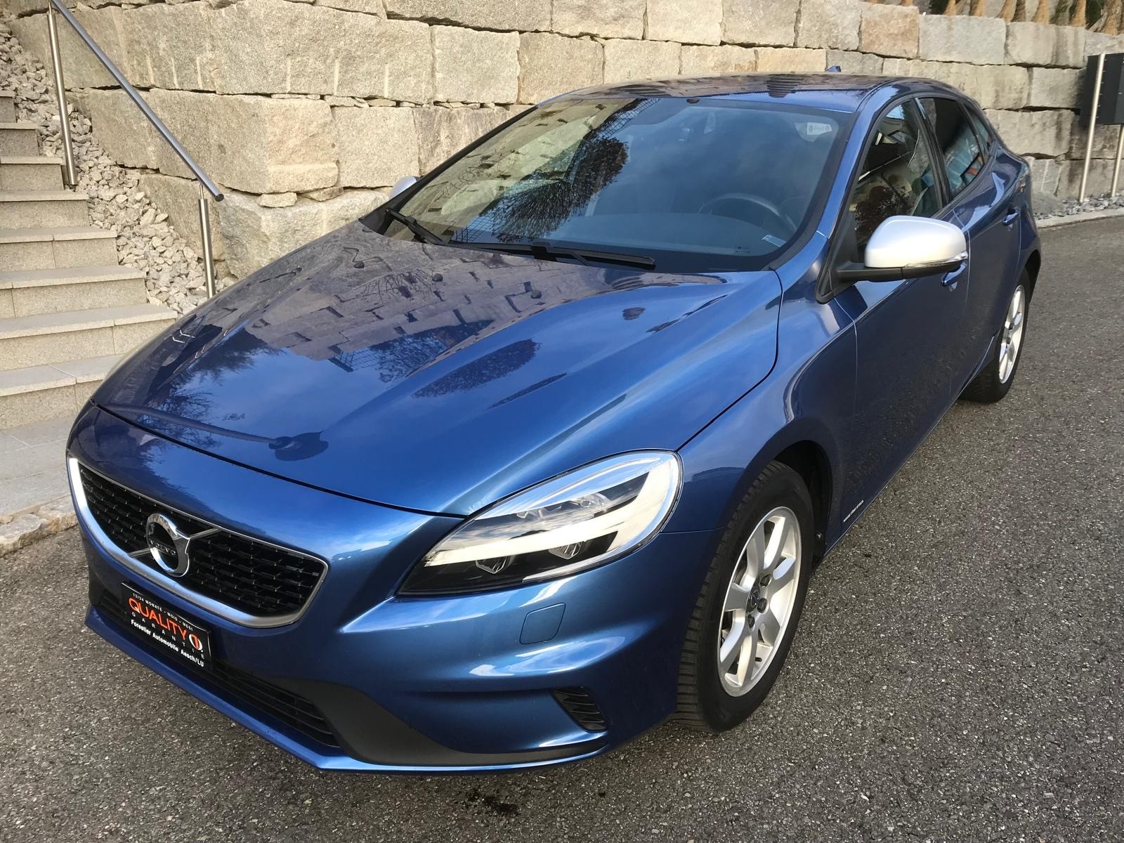 VOLVO V40 T2 Momentum R-Design