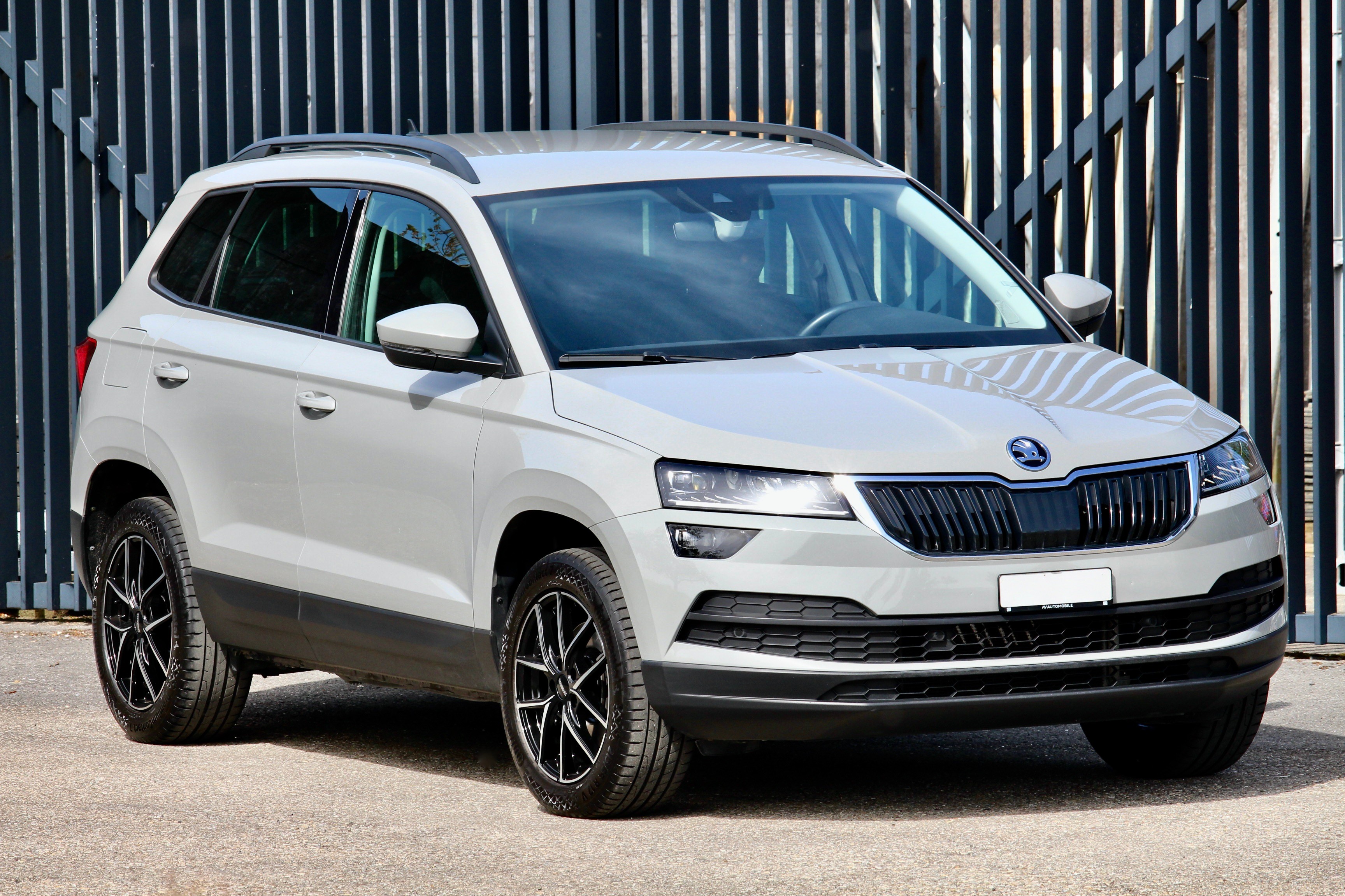 SKODA Karoq 1.5 TSI ACT Ambition DSG 150PS °Nardo Grau °elektr. Anhängerkupplung °1.Hand