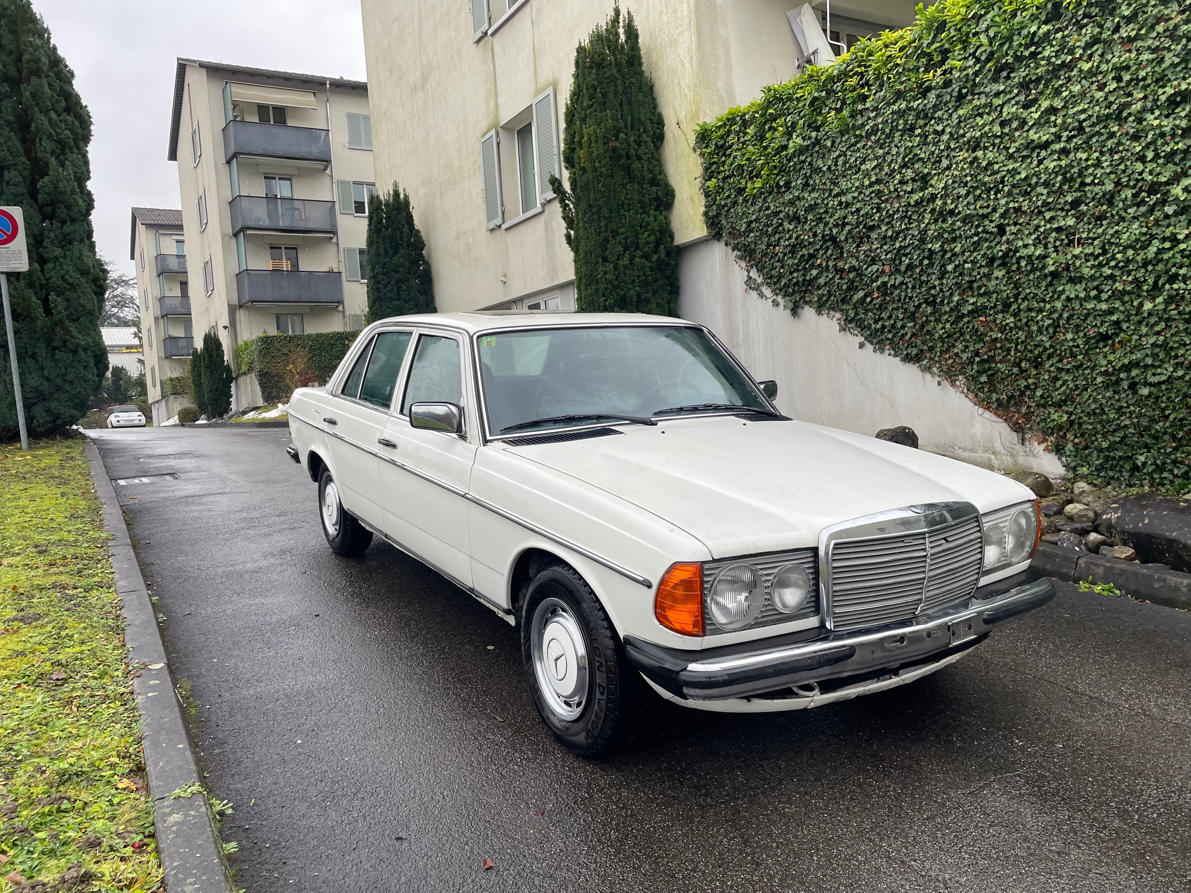 MERCEDES-BENZ 200 D