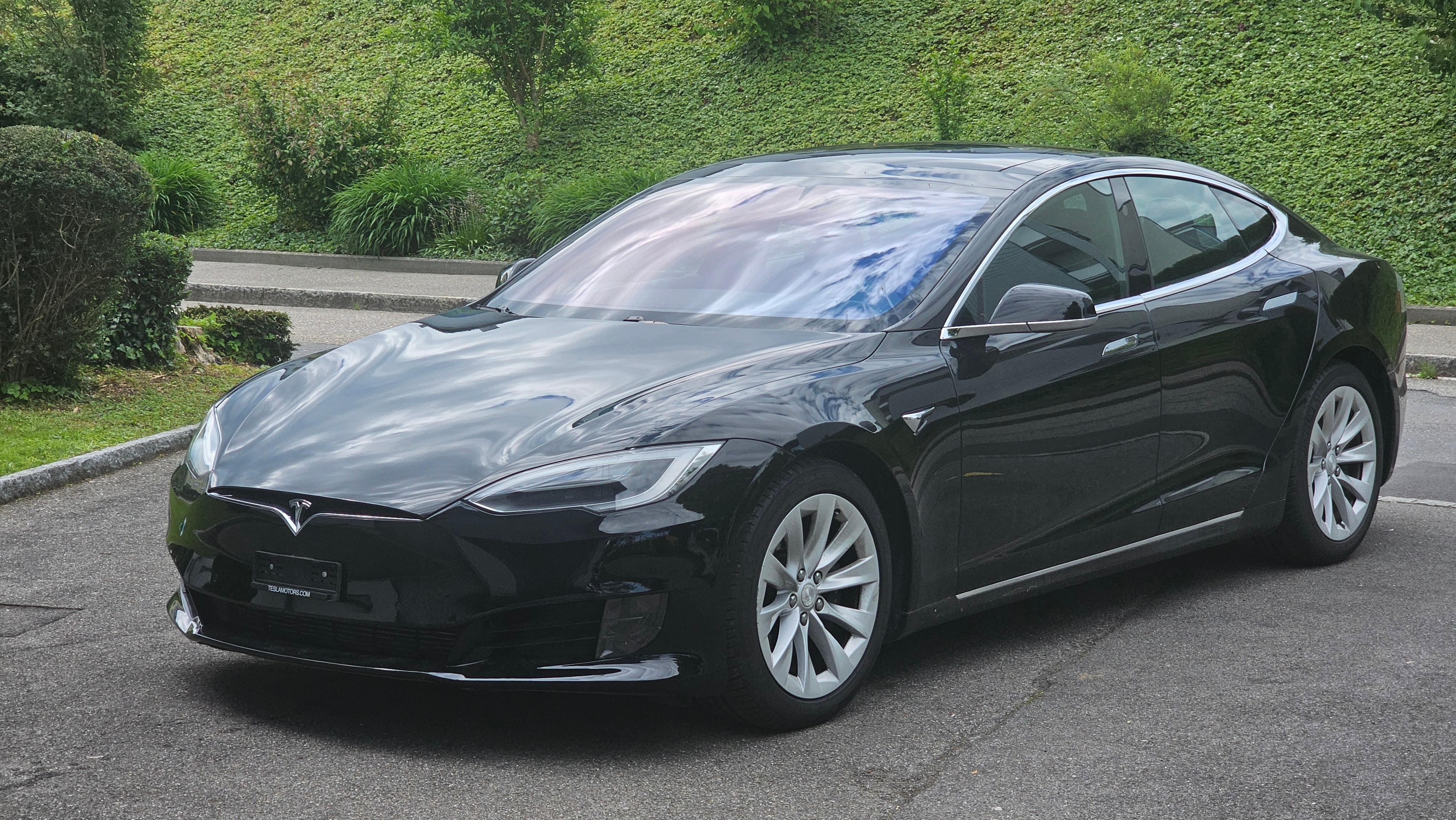 TESLA Model S 75 D