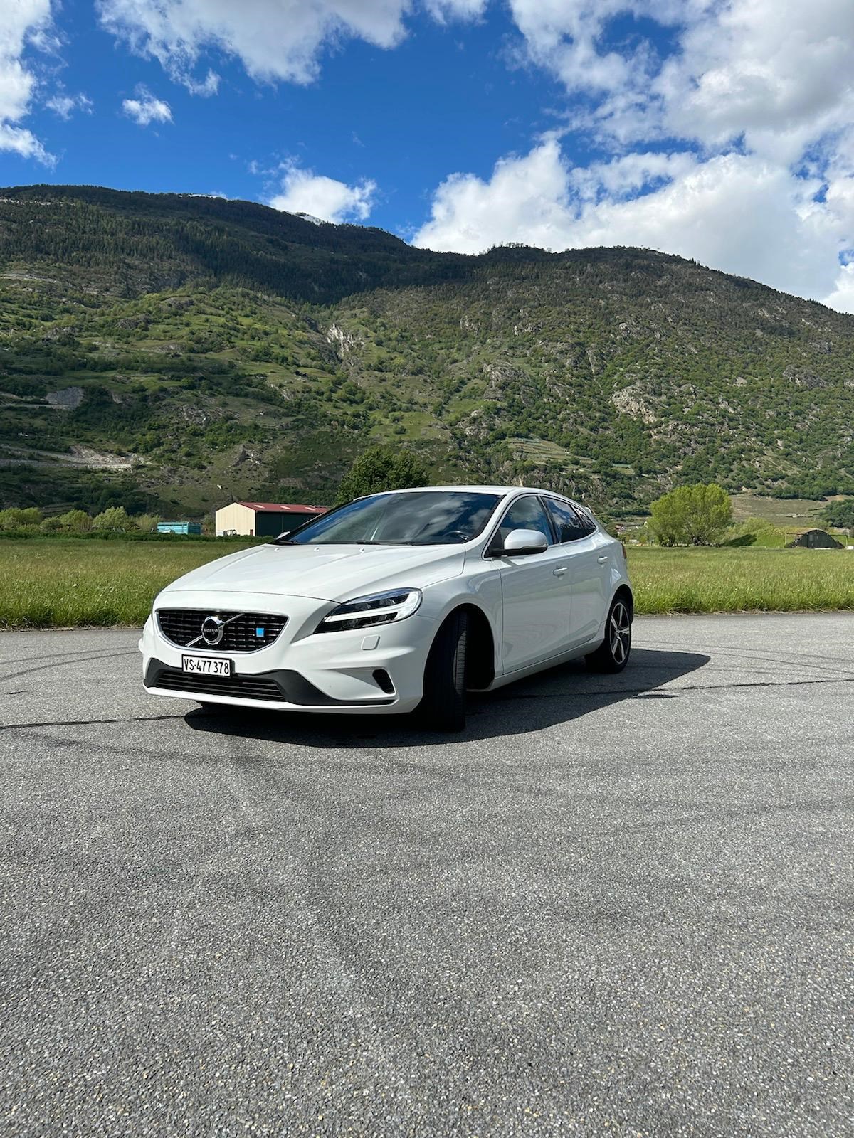 VOLVO V40 D4 Momentum R-Design