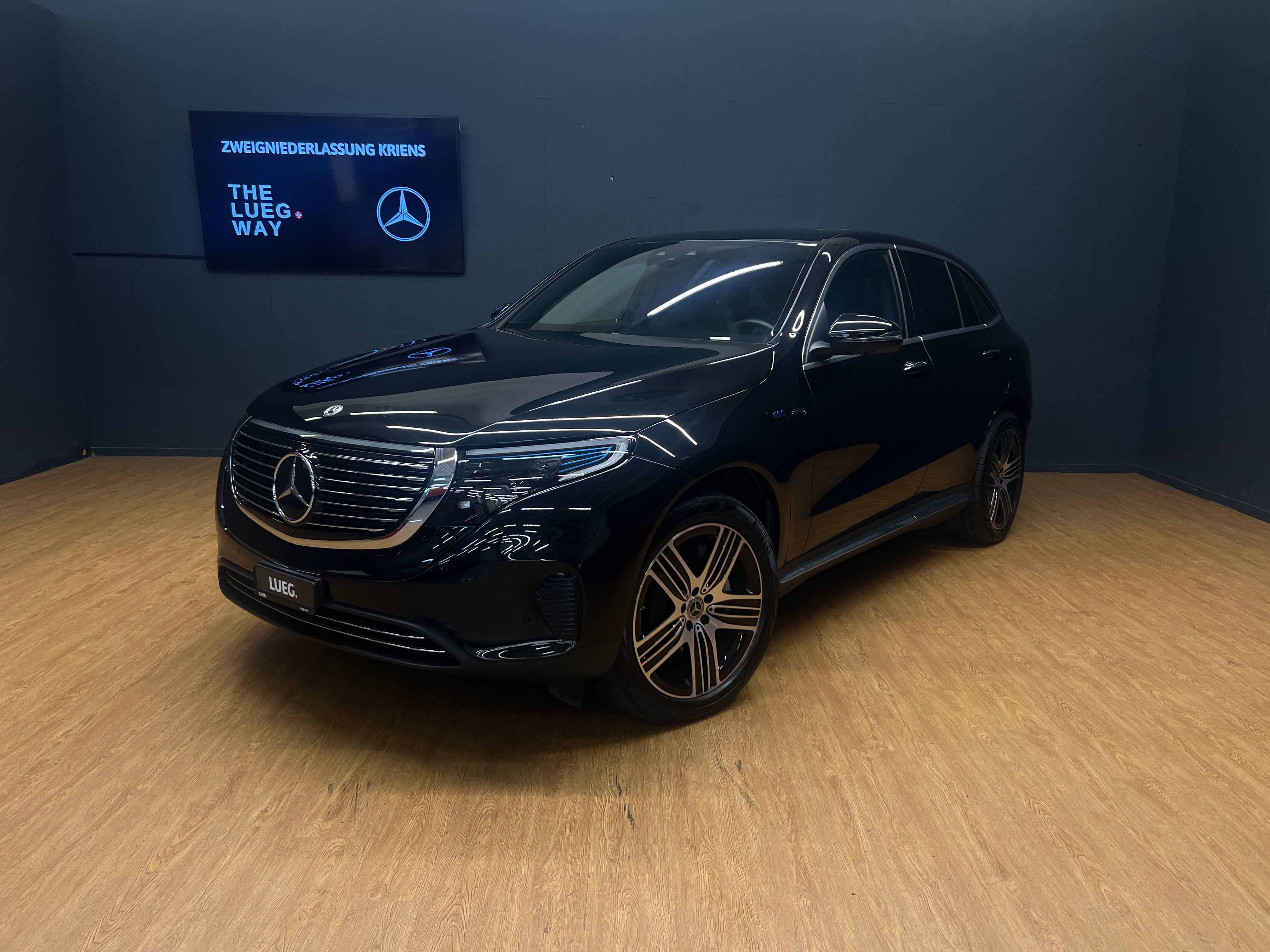 MERCEDES-BENZ EQC 400 4M / DISTRONIC / 360 Grad Kamera / Schiebedach / Sitzmemory / Soundsystem