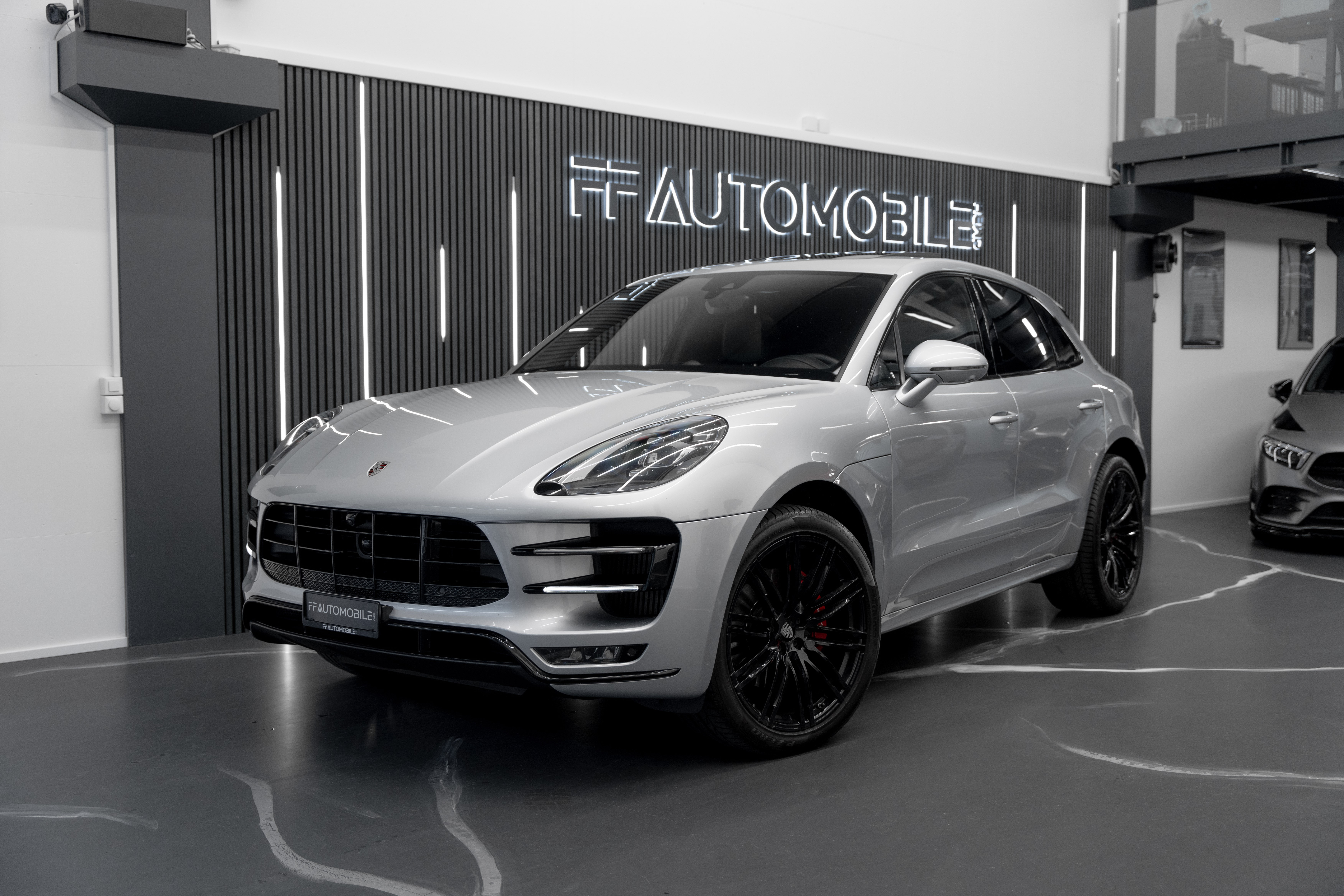 PORSCHE Macan Turbo PDK