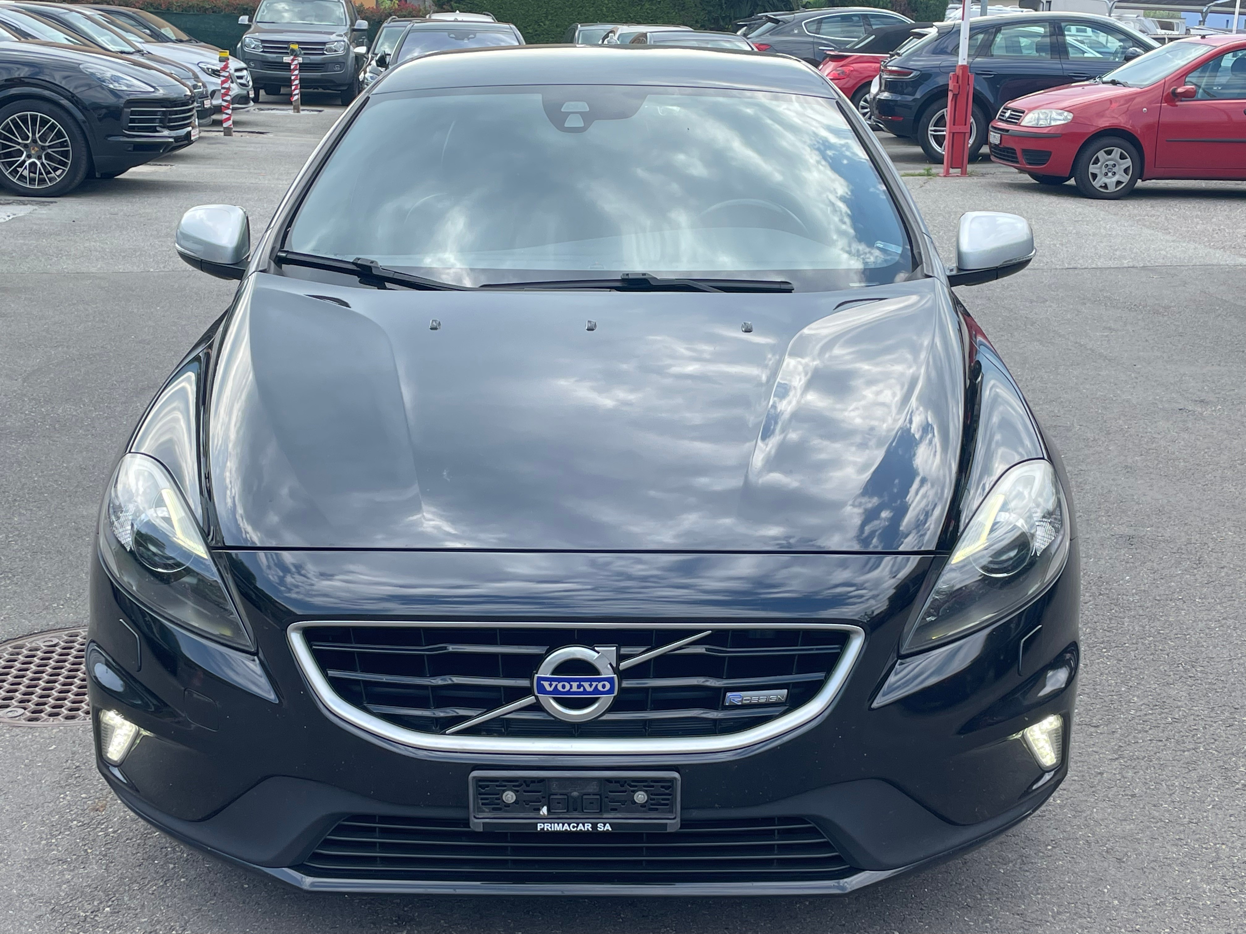 VOLVO V40 D2 Momentum R-Design