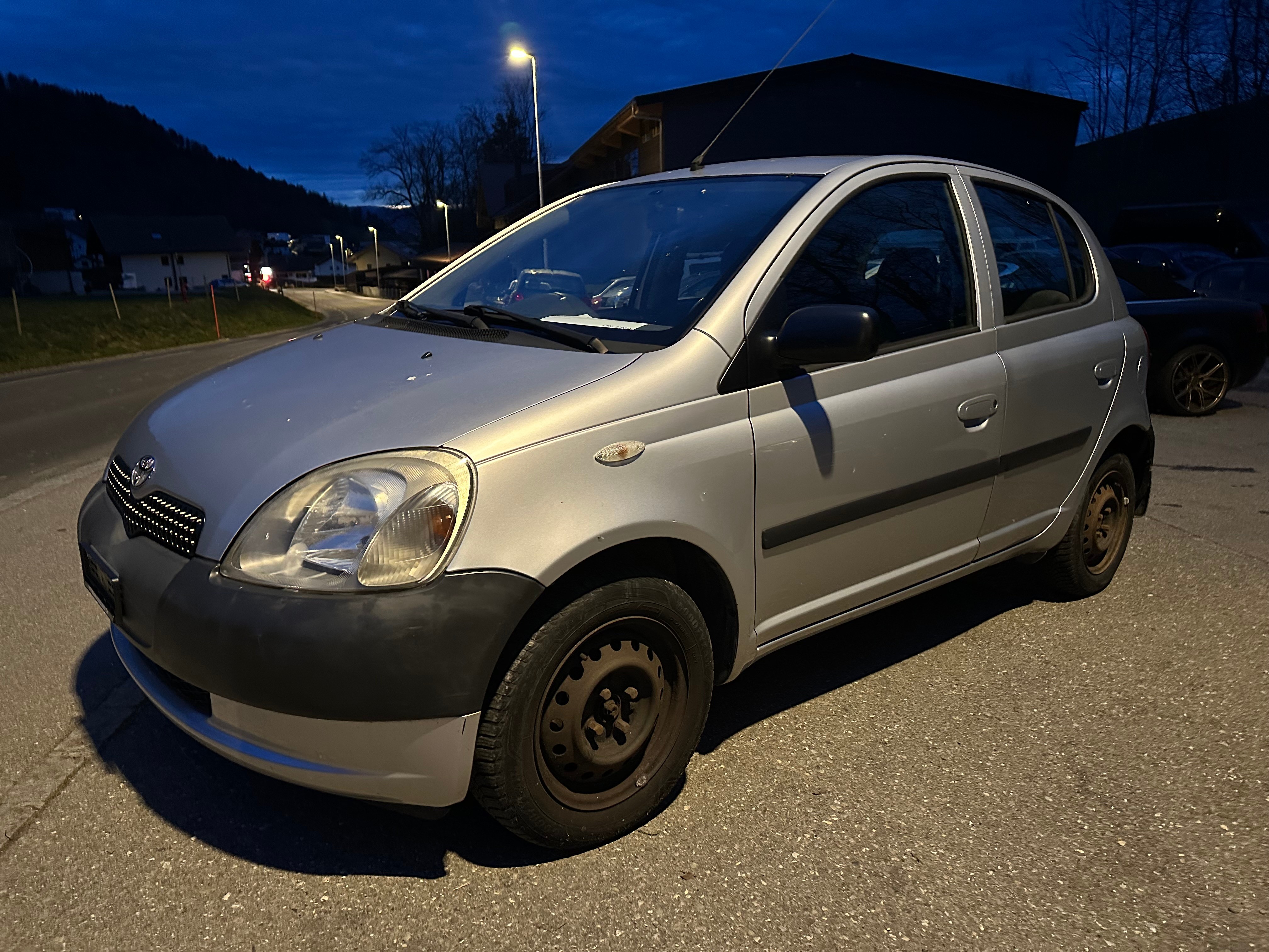 TOYOTA Yaris 1.0 Linea Luna