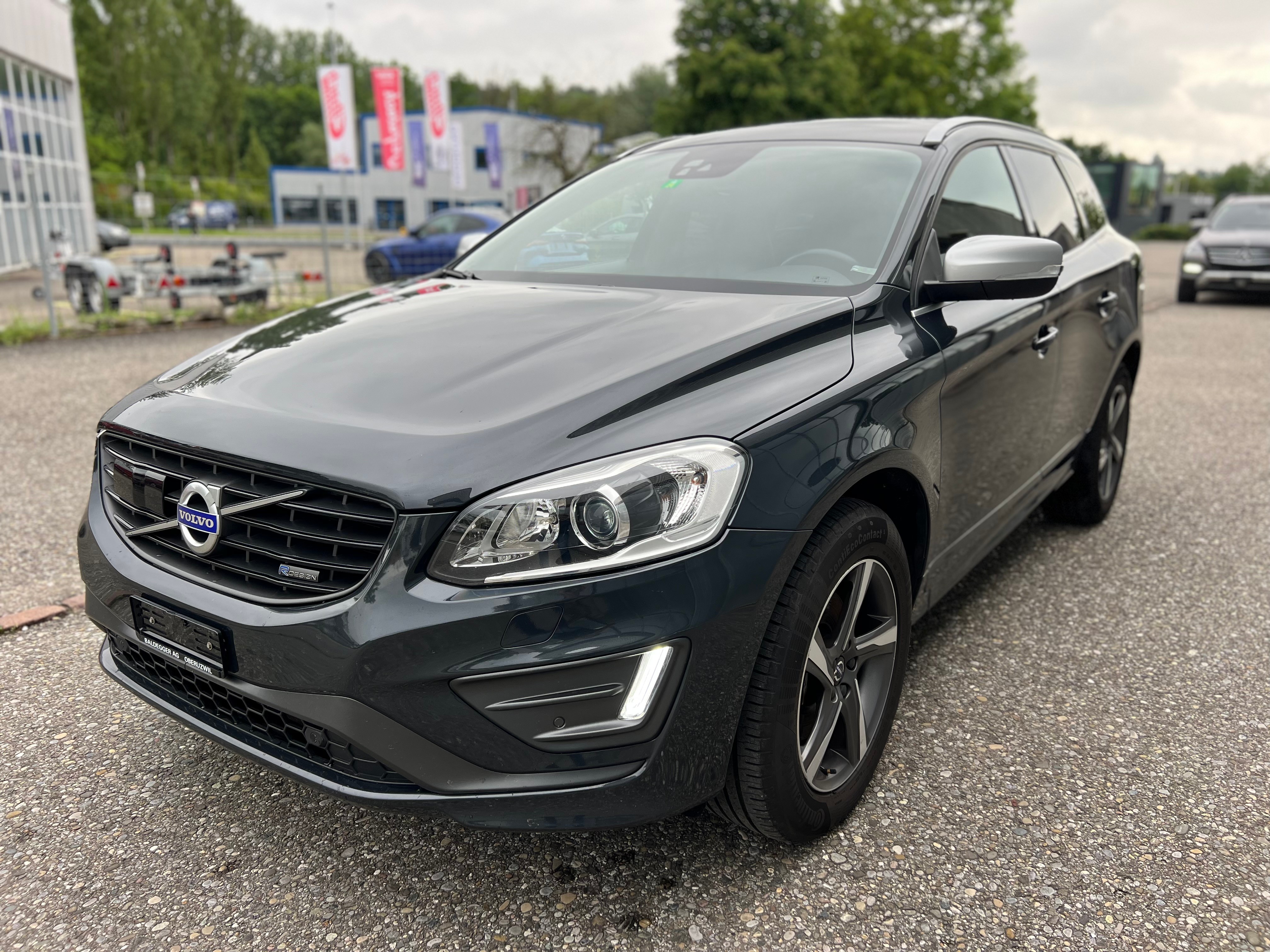 VOLVO XC60 D4 AWD Momentum R-Design Geartronic