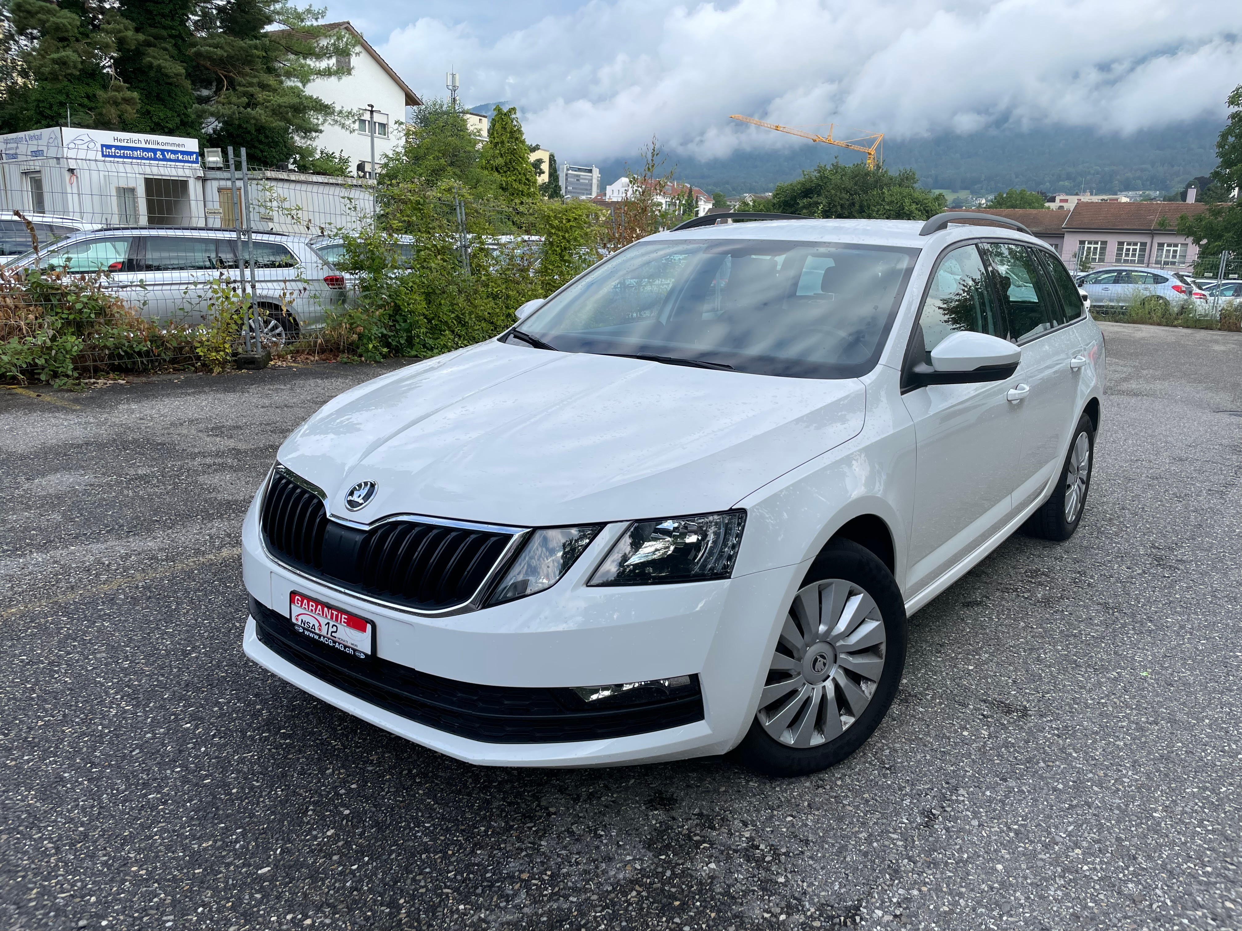 SKODA Octavia Combi 1.6 TDI Ambition ** Gr. Navi ** Klima-auto ** PDC H ** Tempomat * Frisch Ab MFK