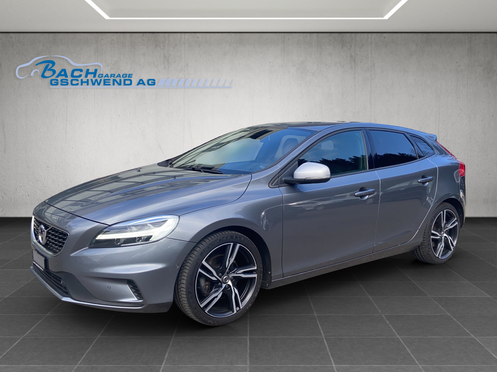 VOLVO V40 T4 Momentum R-Design