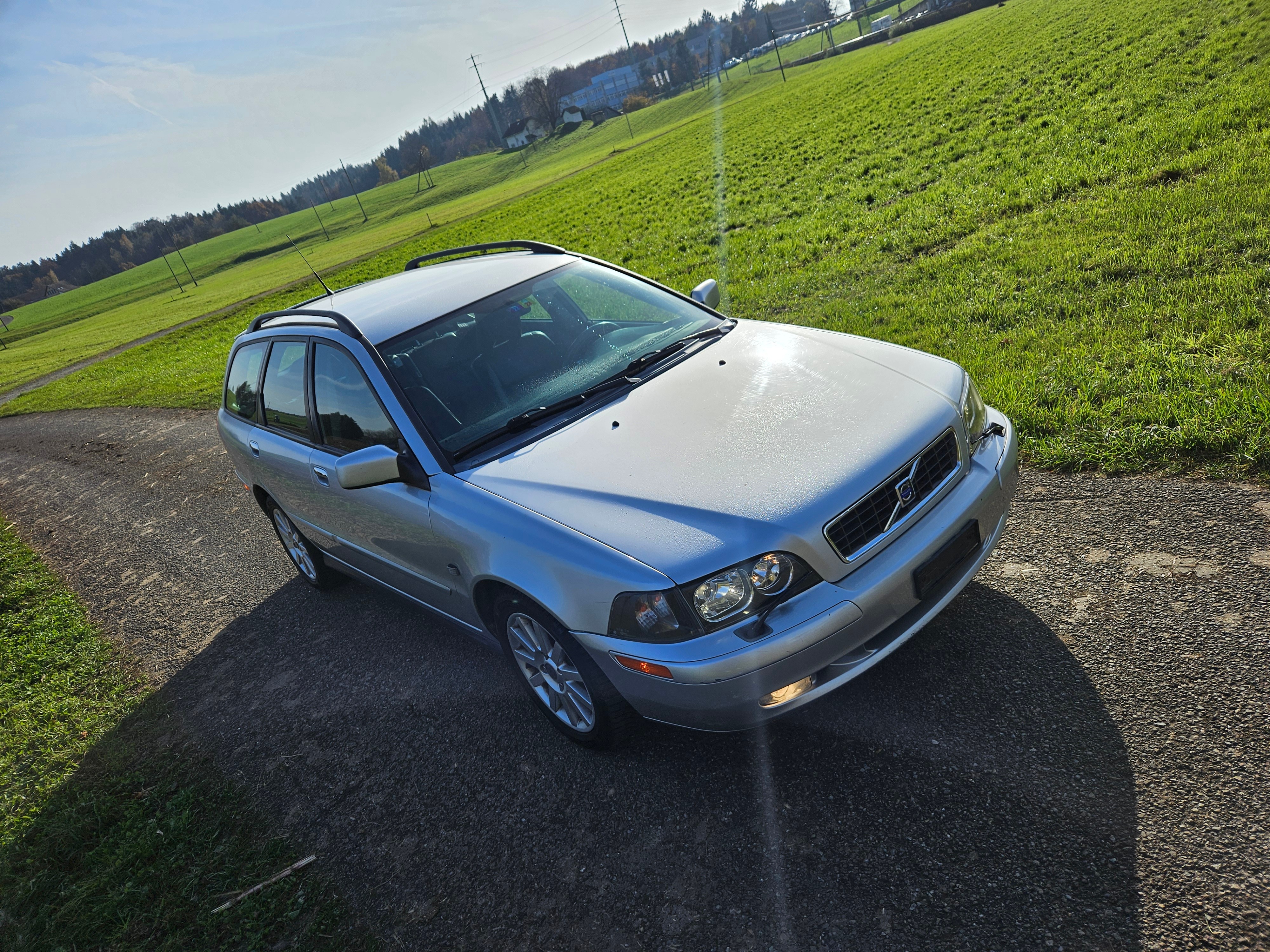 VOLVO V40 T4