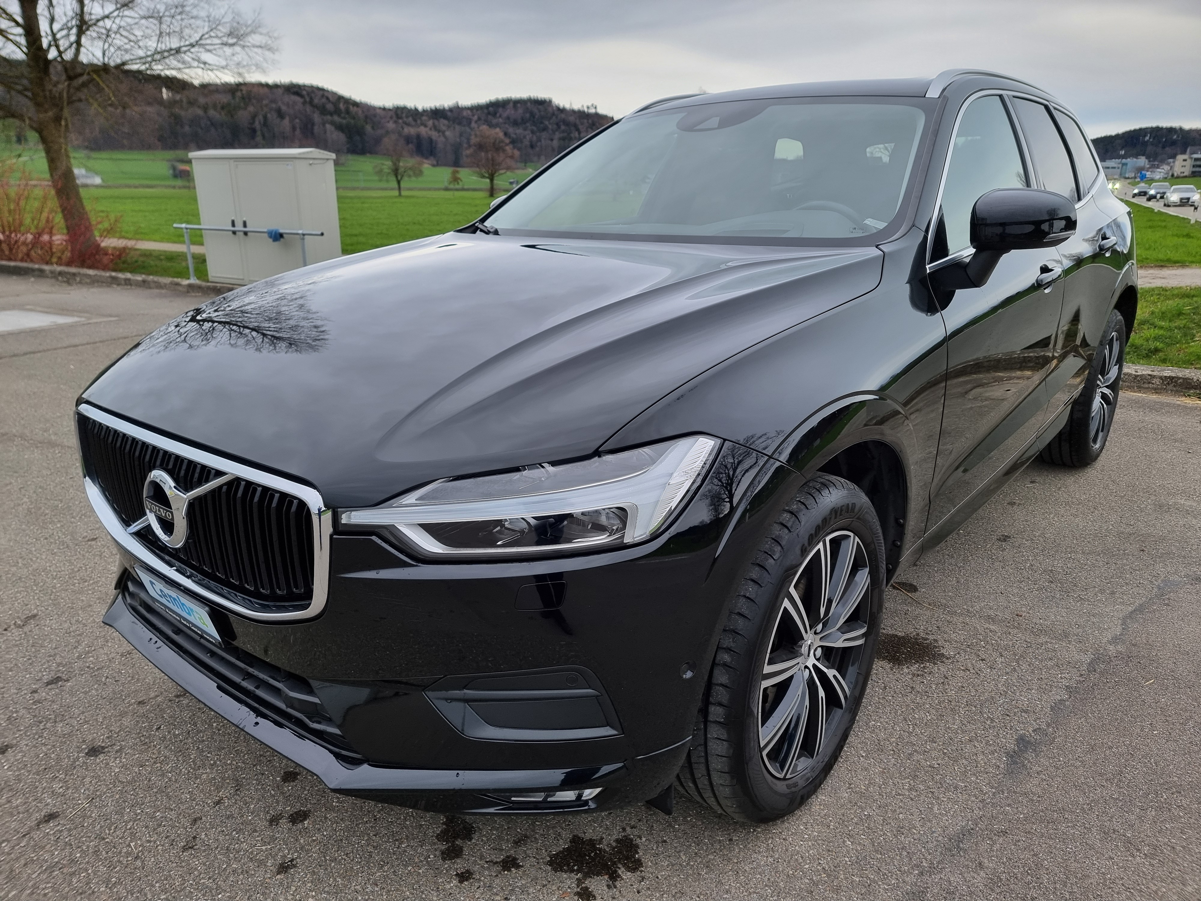 VOLVO XC60 D4 AWD Momentum Geartronic*AB;mfk und Service*Leder*Panoramadach*Winter pack*Totwinkelassist*Head-Up Display*