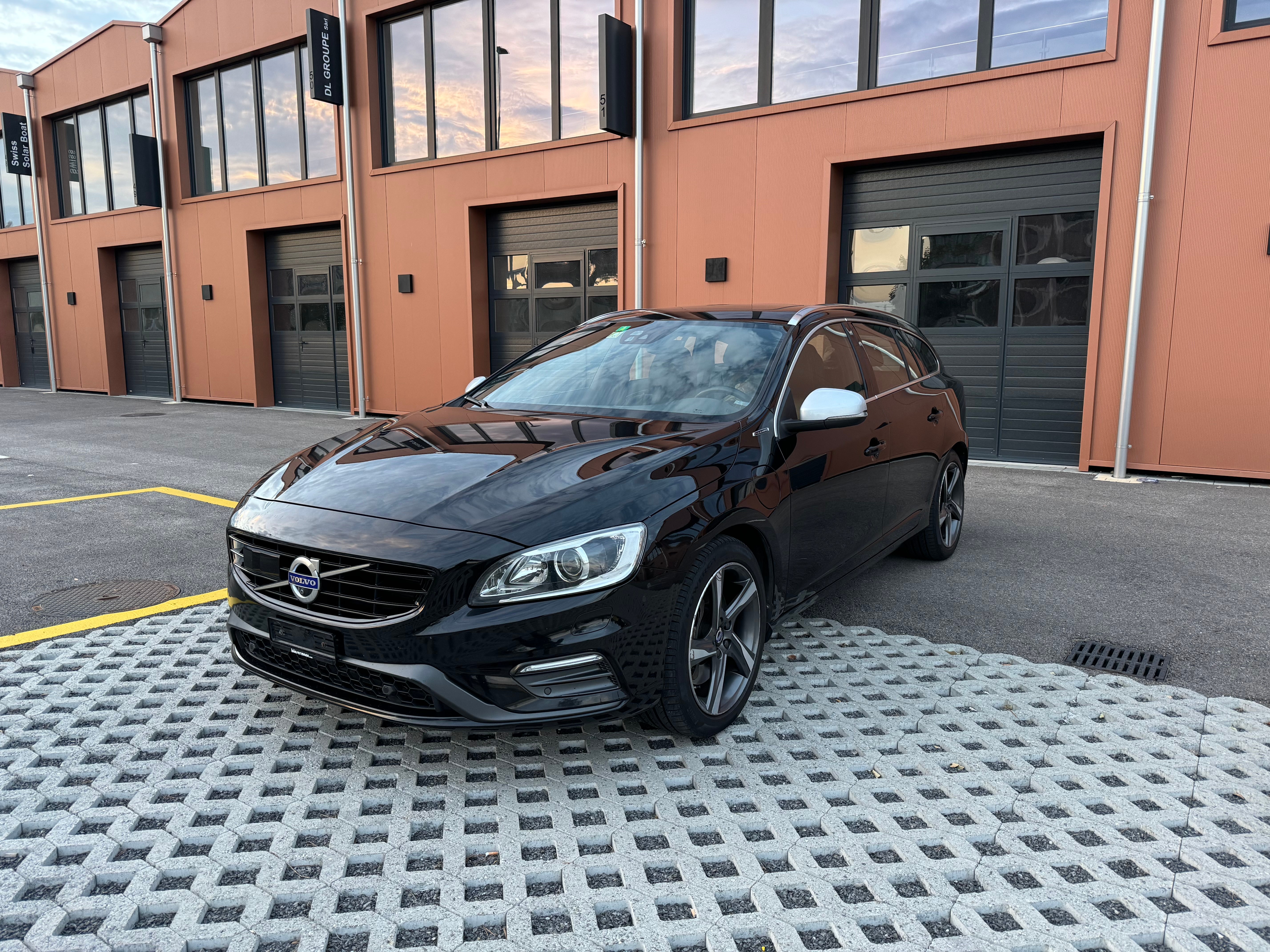 VOLVO V60 D6 AWD Plug-in Hybrid Momentum R-Design